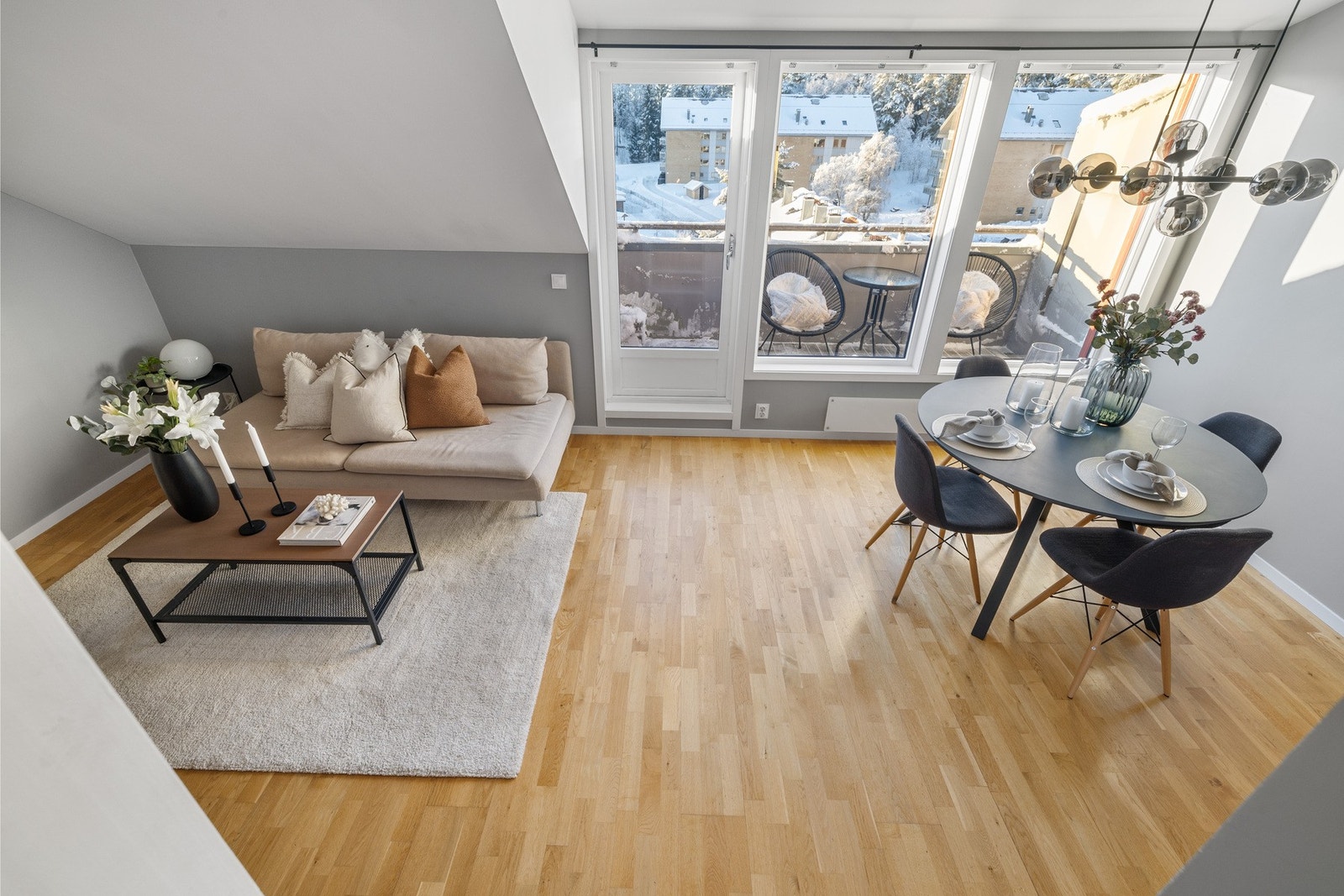 Takhøyden i stuen er målt til ca. 3,28 meter på det høyeste. Galleribilde