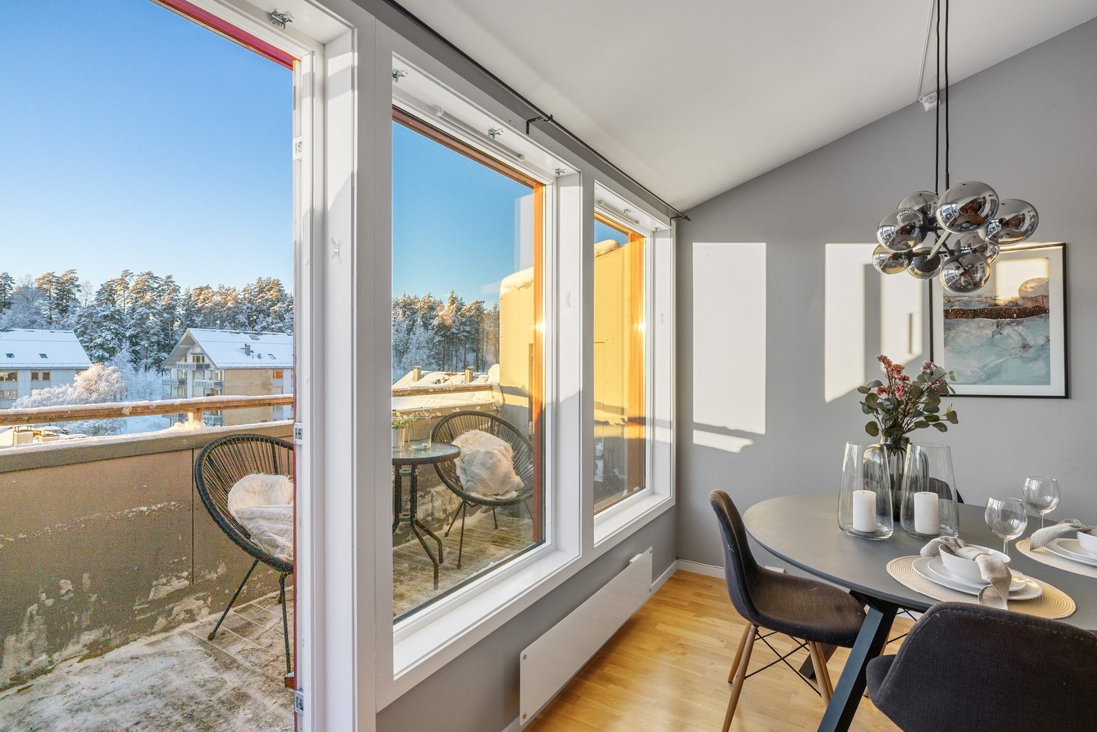 Fra stuen er det utgang til balkong vendt mot borettslagets fellesområde. Galleribilde