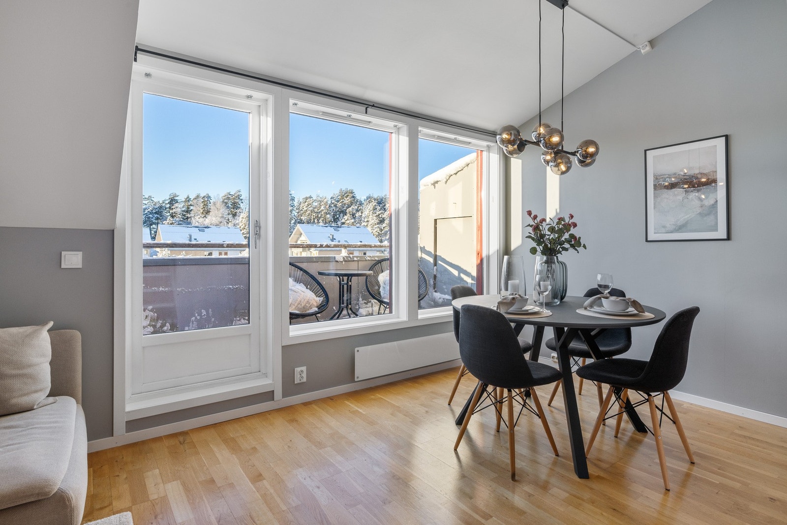 Store vindusflater som gir gode innvendige lysforhold. Galleribilde