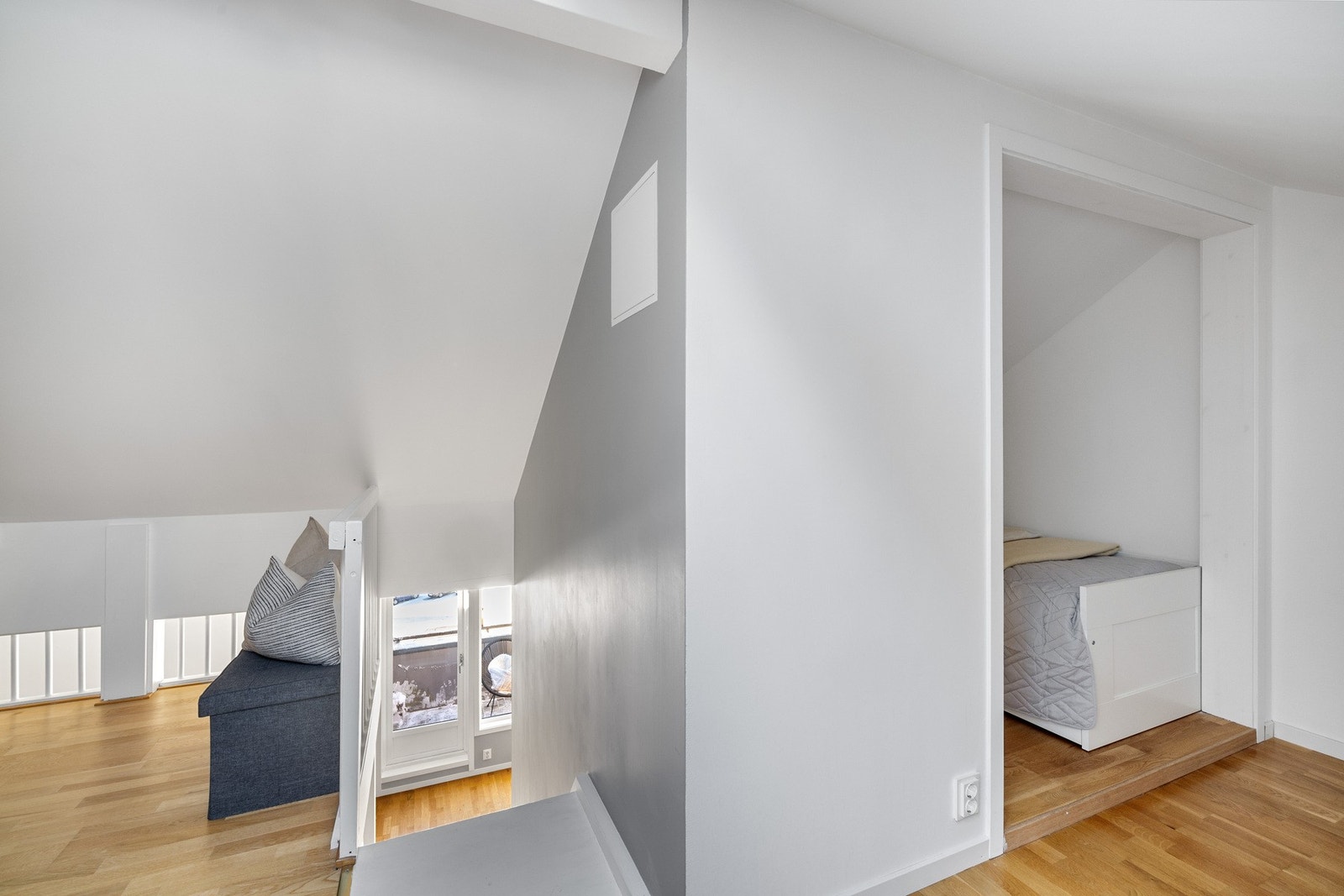 Det er satt inn et Velux-vindu i taket som gir godt med dagslys. Galleribilde