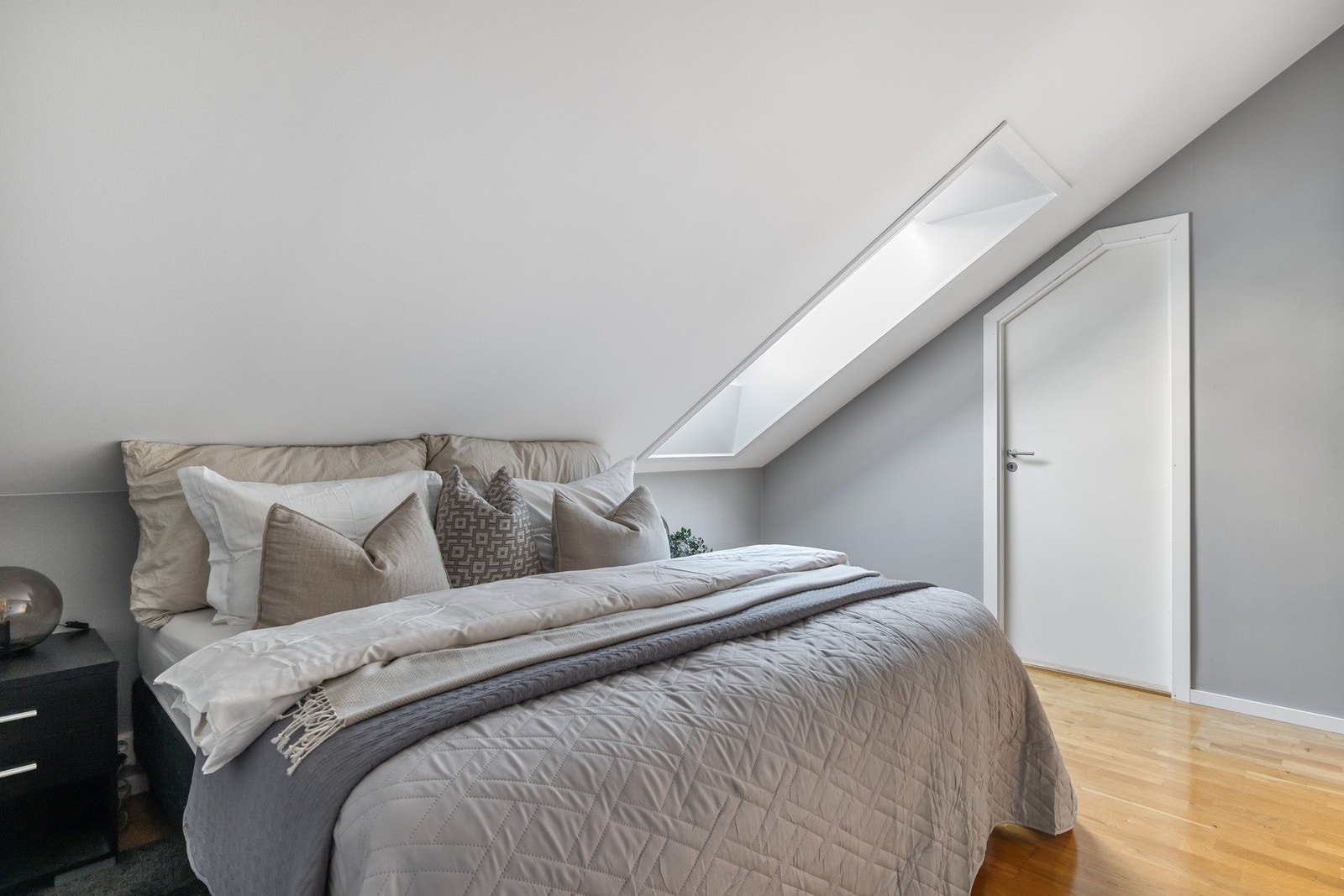 Fra soverommet er det adkomst til innvendig bod med kott som går langs kneveggen. Galleribilde