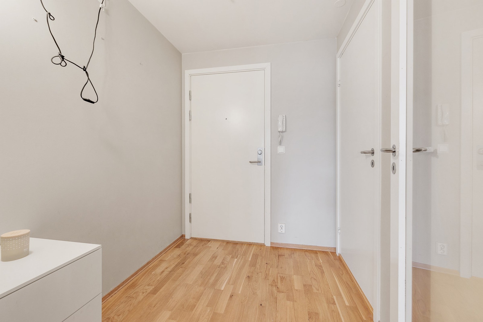 Romslig entré med god plass til å sette fra seg sko og henge fra seg ytterklær. Galleribilde