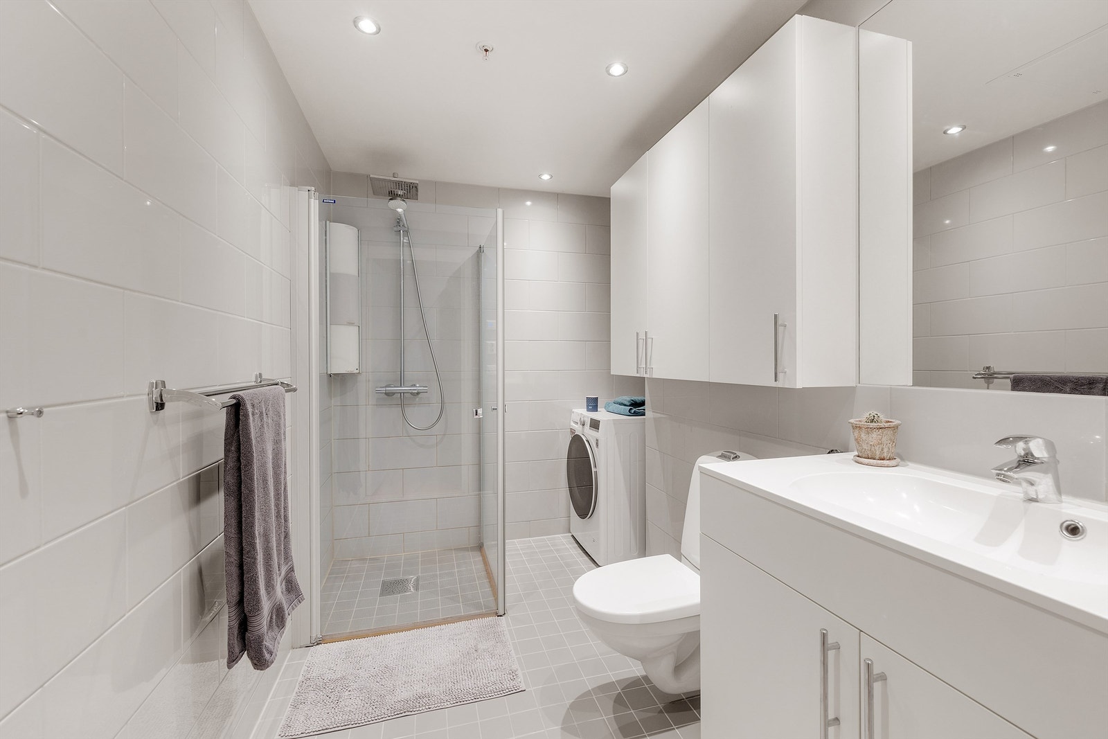 Nyere og pent bad fra 2018. Opplegg for vaskemaskin. Galleribilde