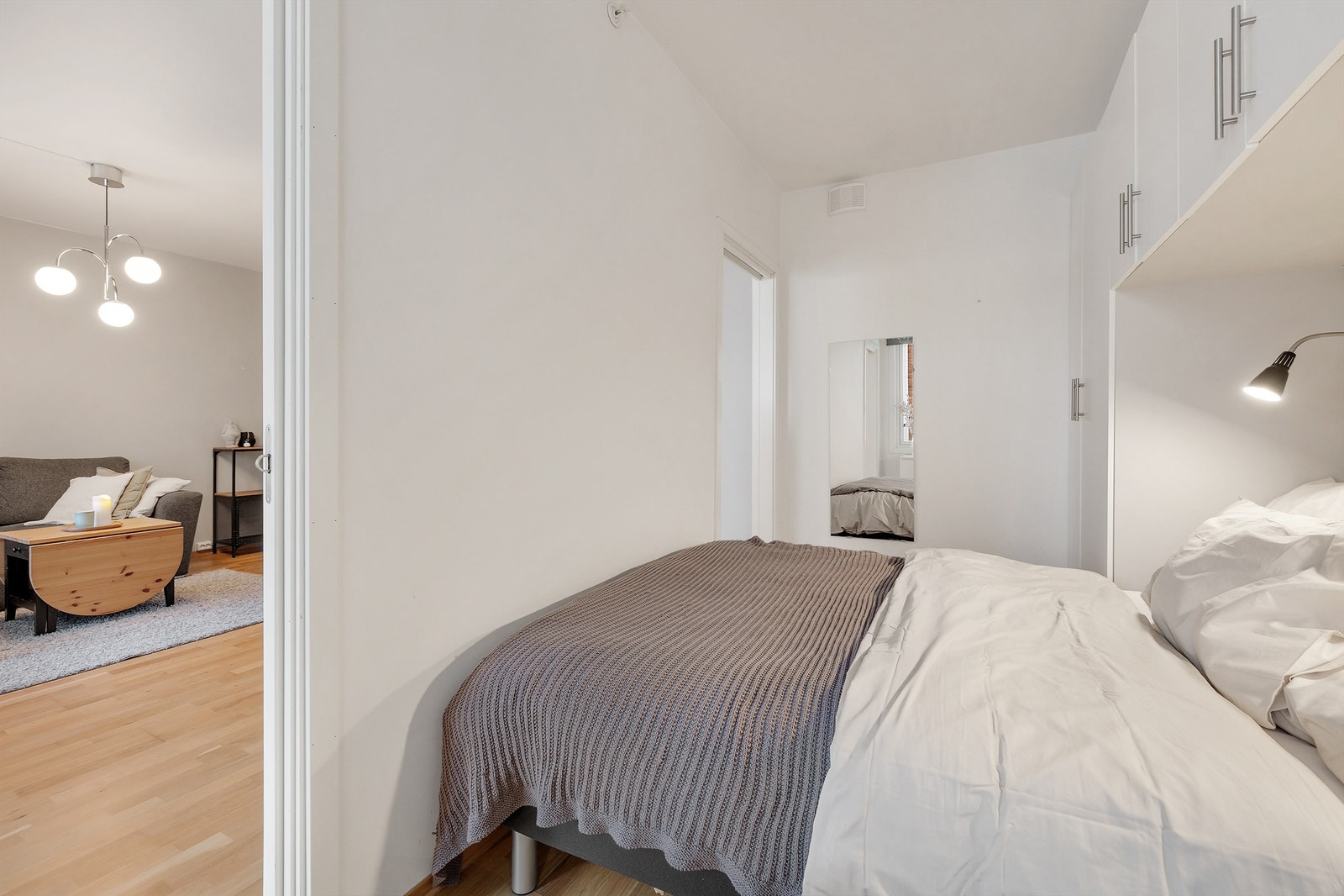 Doble skyvedører på soverommet gir enkel tilgang fra begge sider. Galleribilde