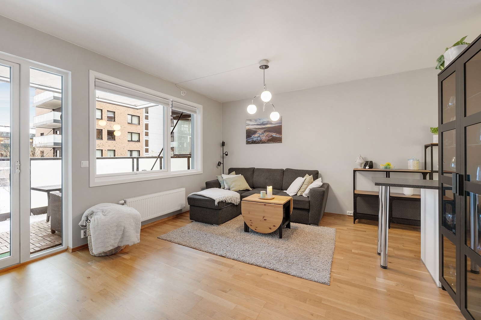 Lys og romslig stue/kjøkkenløsning med store vindusflater og godt lysinnslipp. Galleribilde