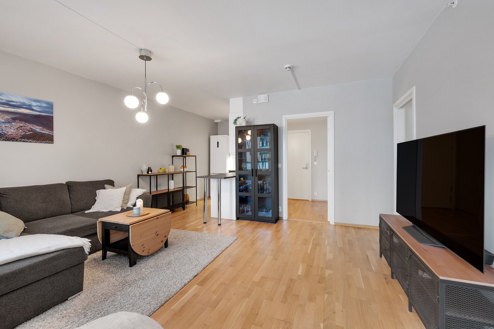 God plass til sofaseksjon, stuebord, spisebord og tv-benk. Galleribilde