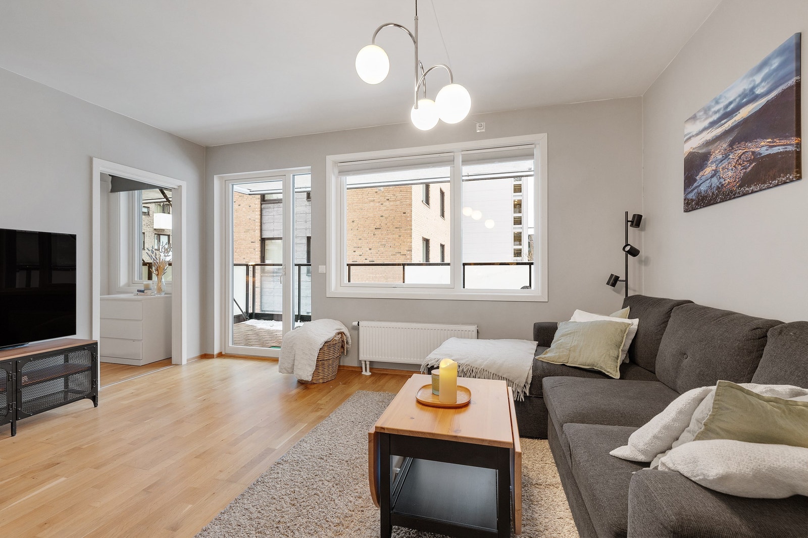 Dette er en lys og innbydende 2-roms leilighet i Kværnerbyen i et bygg fra 2014. Galleribilde