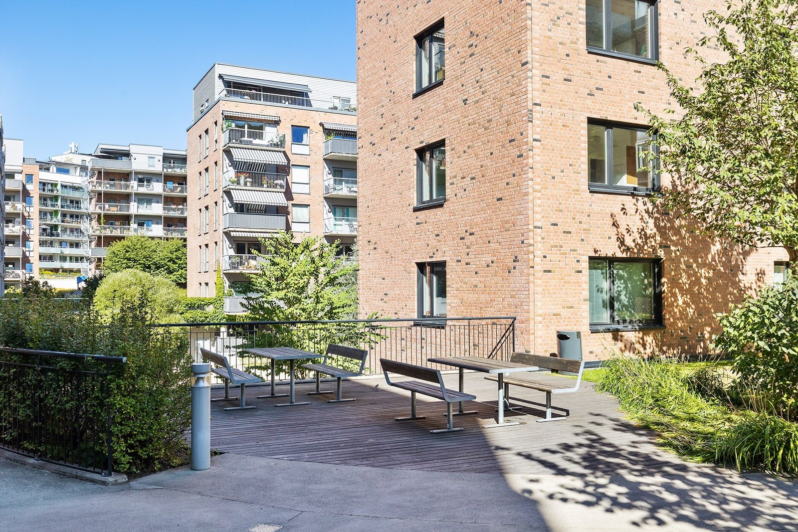 Hyggelige sittegrupper utenfor leiligheten. Galleribilde