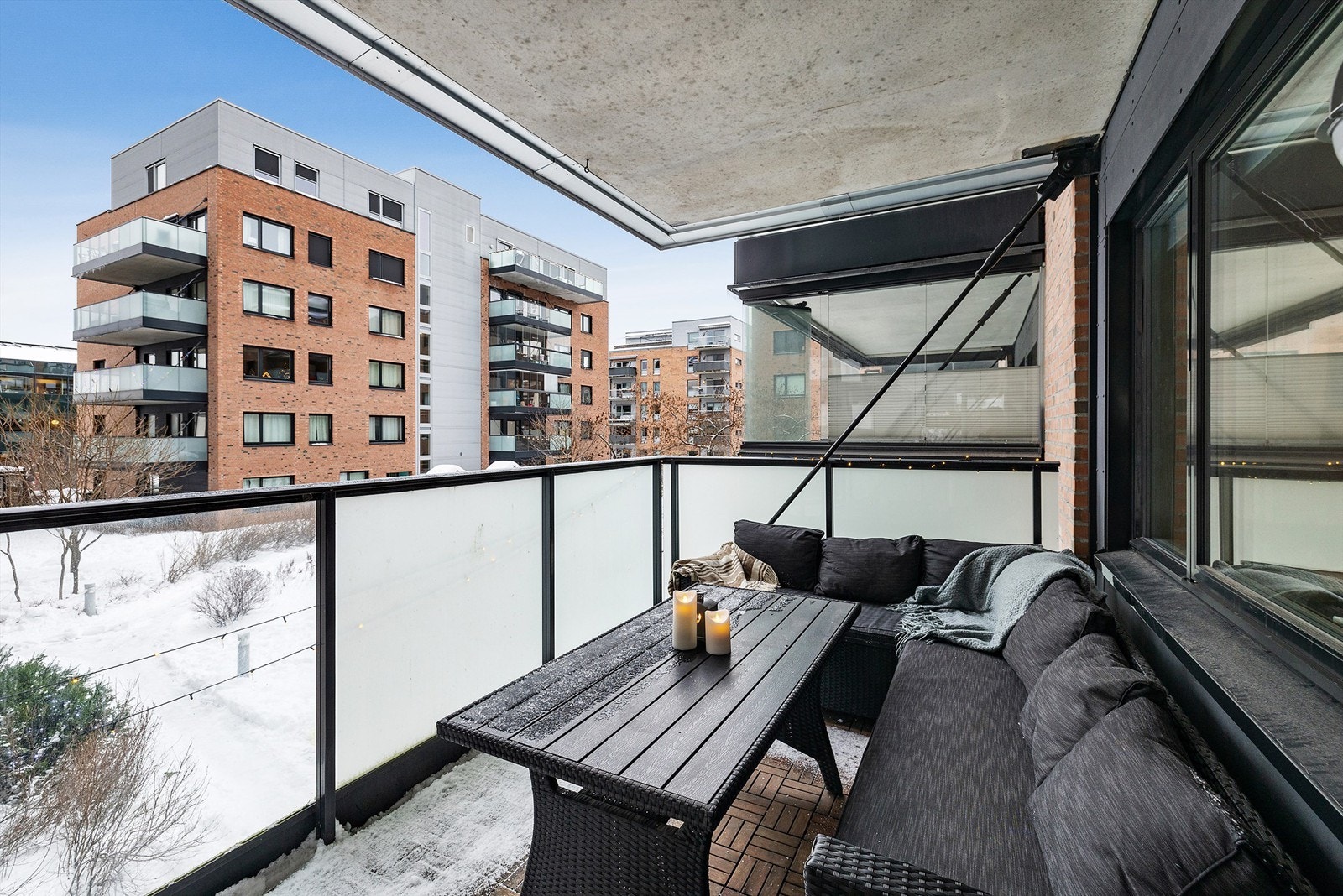 Stor balkong med god plass til utemøbler, grill og planter. Galleribilde