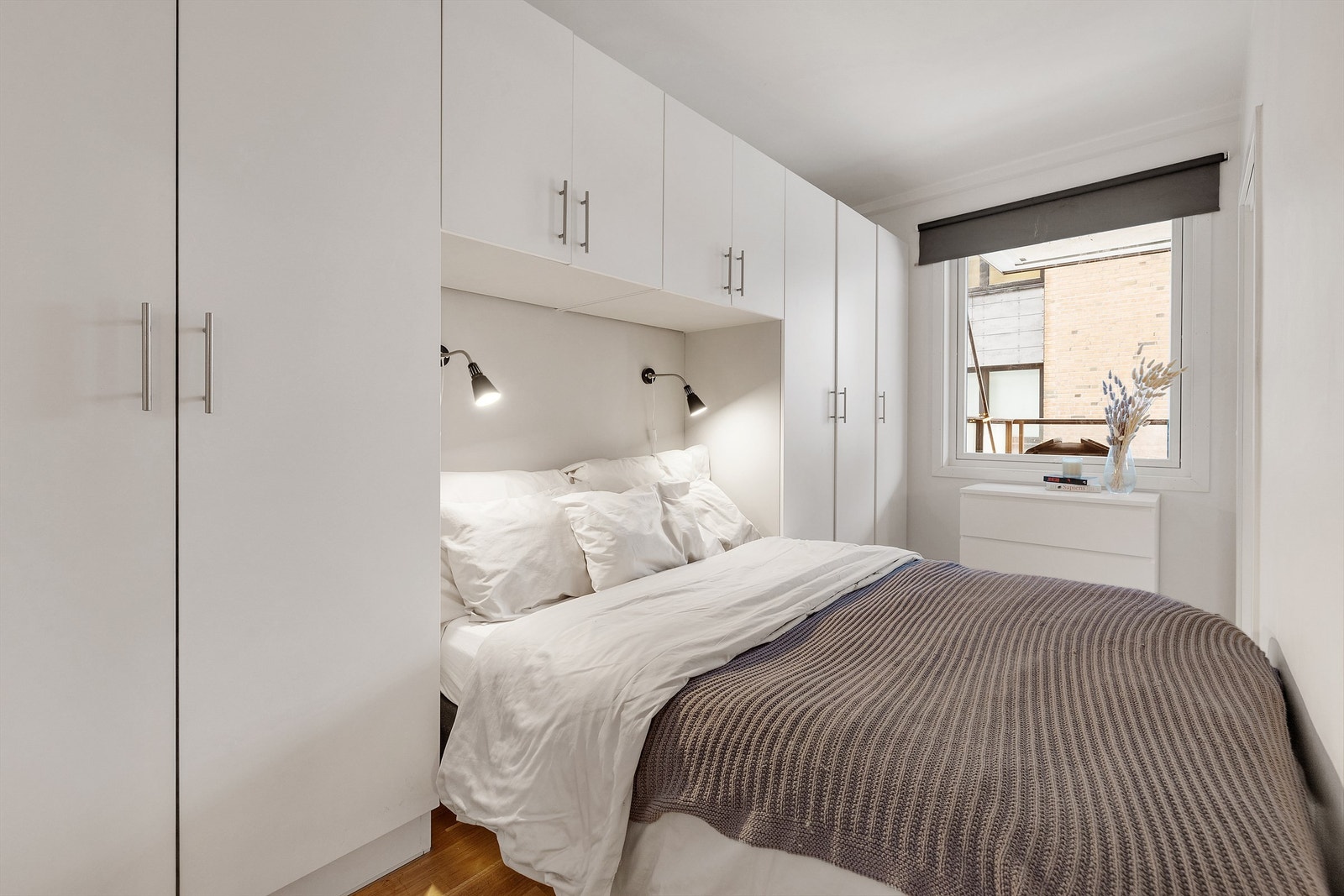 Lunt soverom med god plass til dobbeltseng. Galleribilde