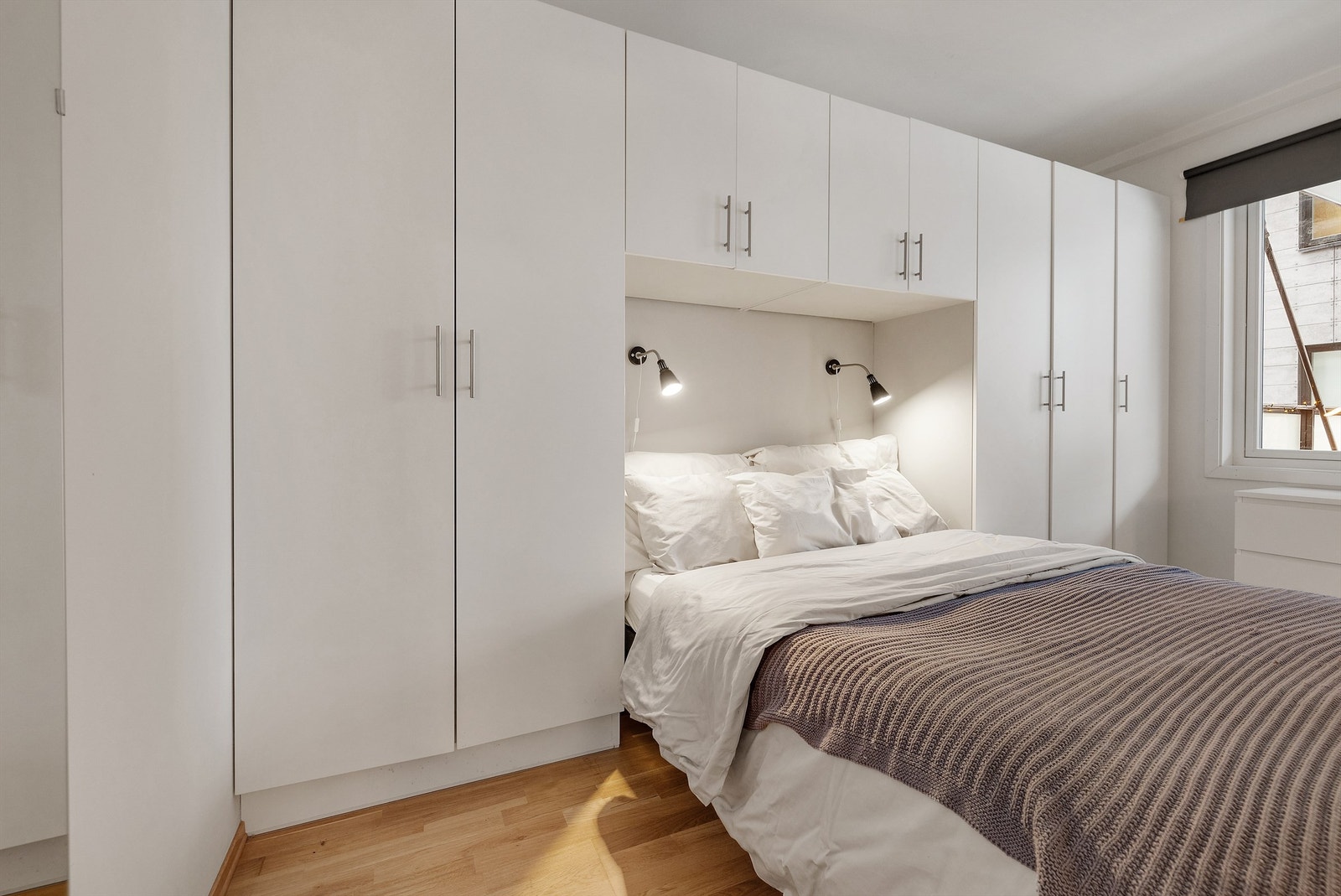 Plassbygd skapløsning på soverommet med masse oppbevaringsplass. Galleribilde