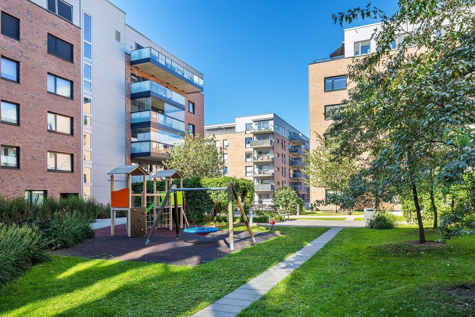 Borettslagets fellesarealer er opparbeidet med blant annet interne stiveier, lekeplass og benker. Galleribilde
