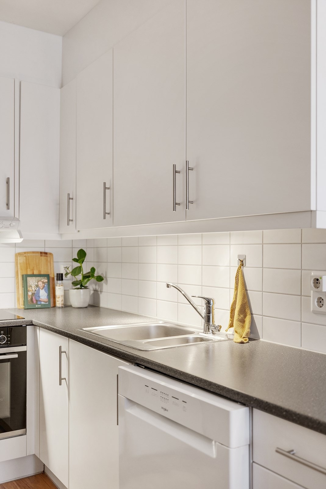 Kjøkkenet er innredet med laminert benkeplate med nedfelt oppvaskkum i rustfritt stål, ett-greps armatur, fliser over benk og hvitevarer. Galleribilde