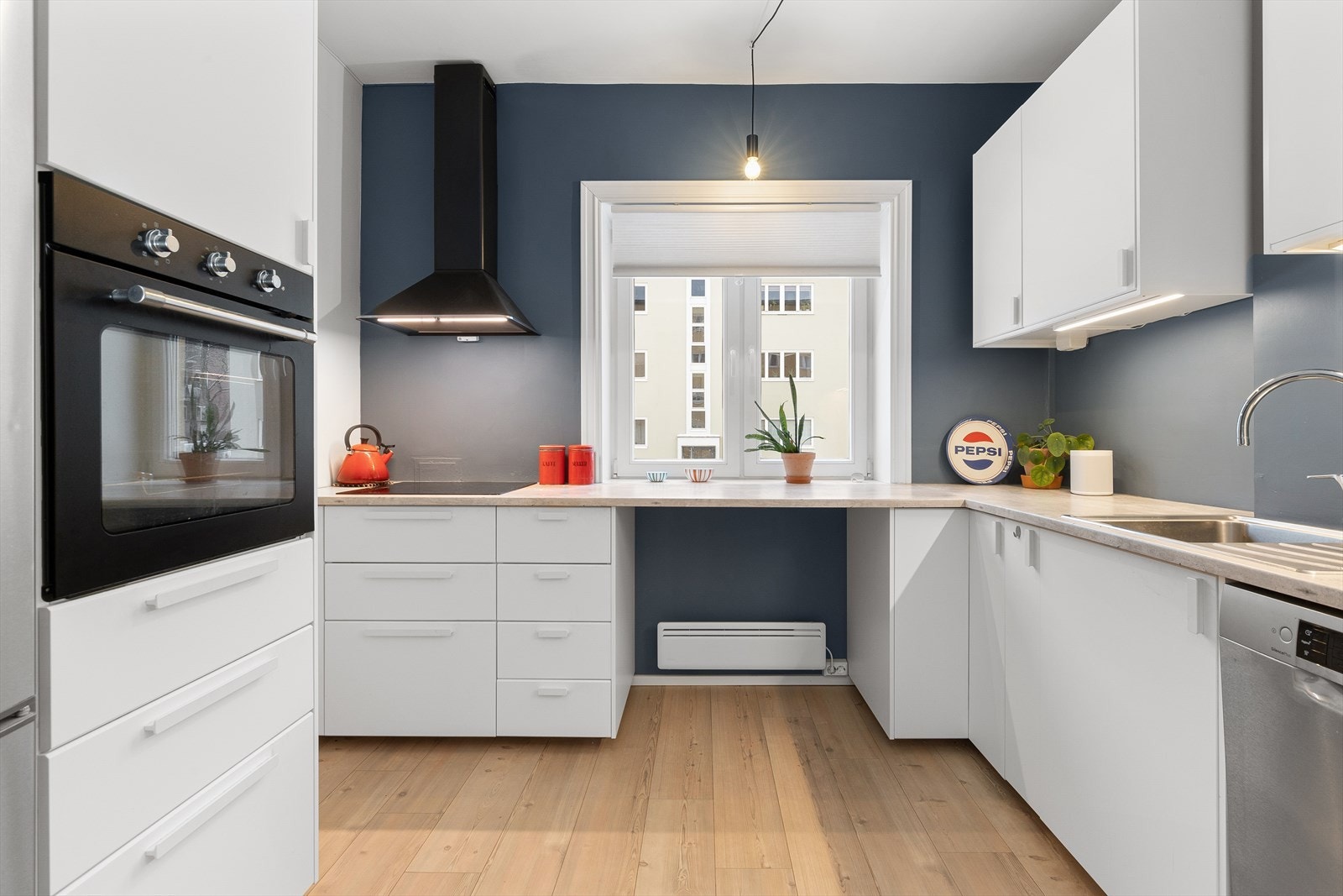 Romslig separat kjøkken med moderne innredning fra 2018. Kjøkkenet er utstyrt med integrerte hvitevarer som induksjon platetopp og stekeovn. Galleribilde