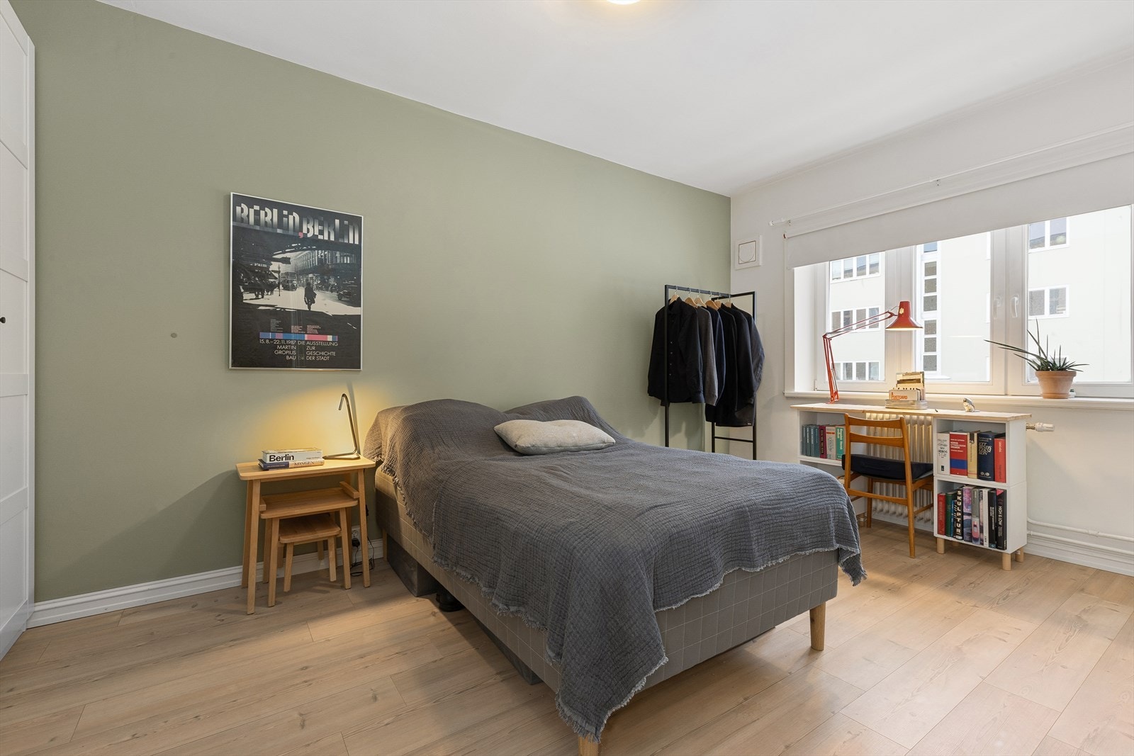 Romslig lyst soverom. Galleribilde