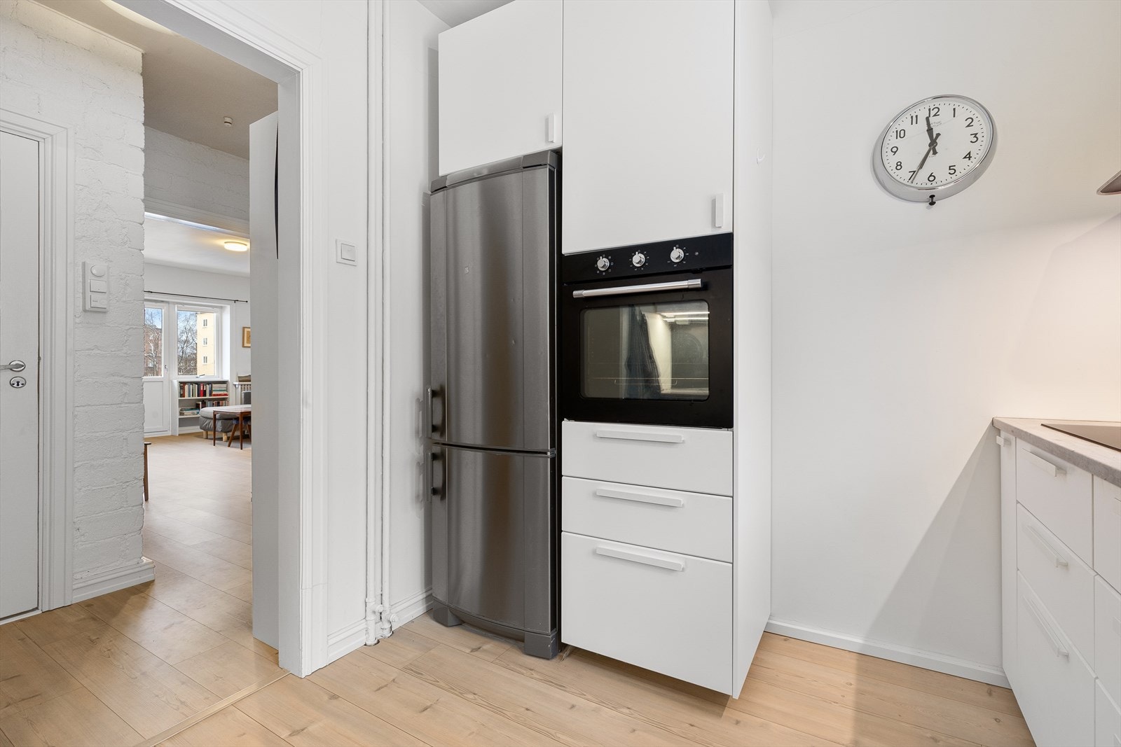 Kjøkken. Kombinert kjøl-/fryseskap i nisje. Galleribilde