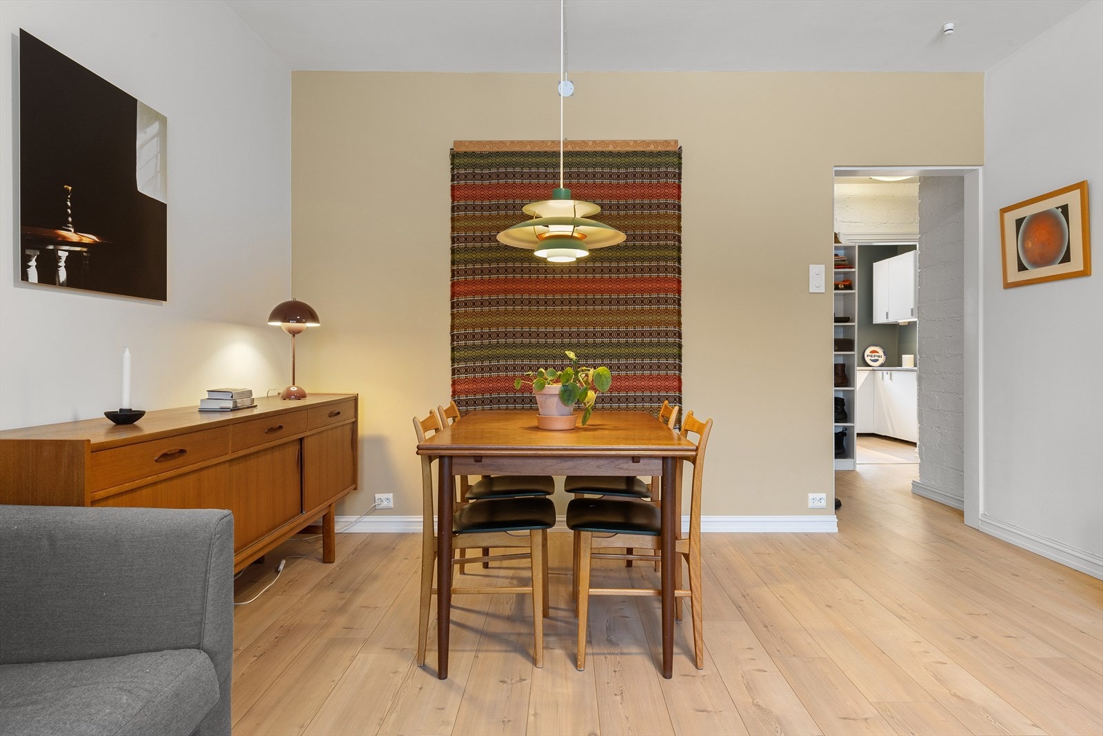 Det er god plass til spisebord i stuen. Galleribilde