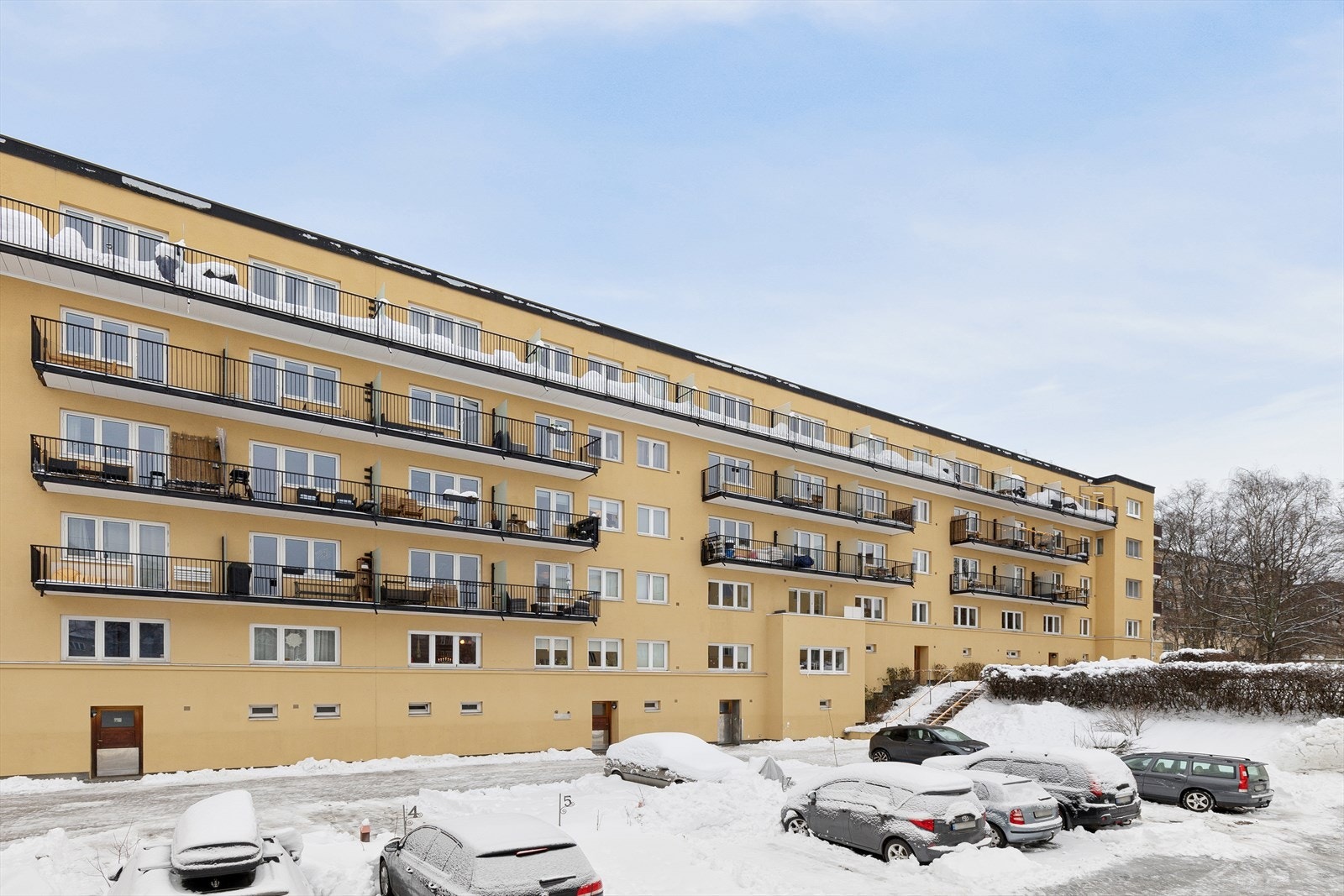 Fasade - Borettslaget har flotte parkmessige fellesarealer. Galleribilde