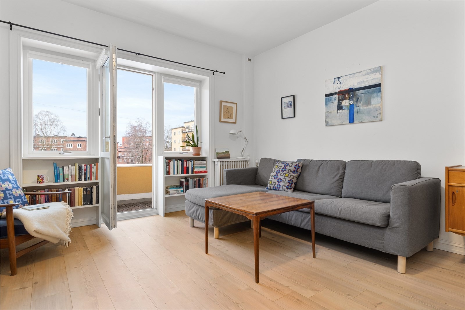 Lys og luftig stue med store vindusflater som gir godt med naturlig lysinnslipp. Galleribilde