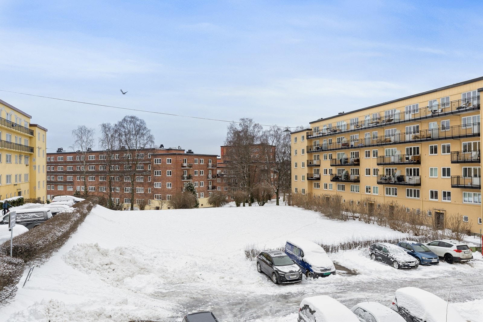 Utsikt fra balkong til parkmessig fellesareal. Galleribilde