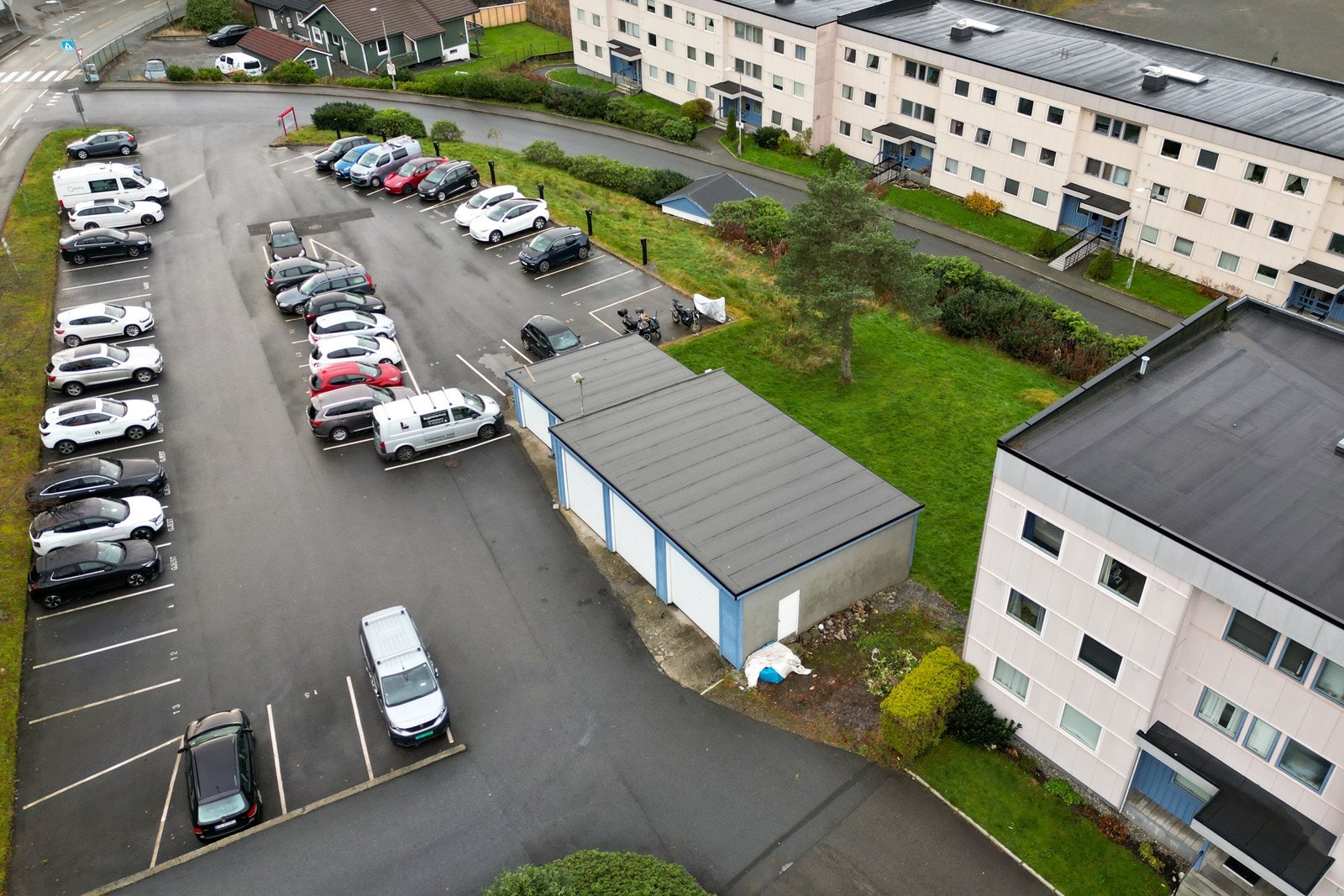 For gjester og besøkende er det 22 gjesteparkeringer. Galleribilde