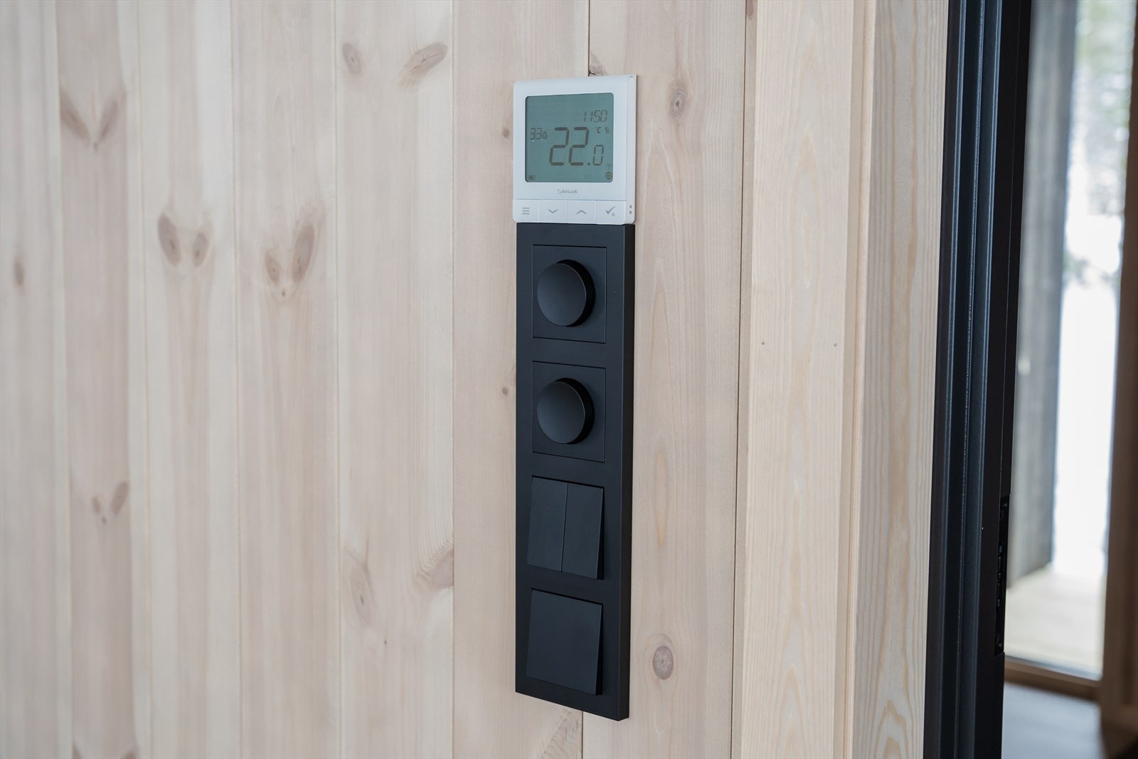Lekkert med sorte detaljer og styring av vannbåren varme Galleribilde