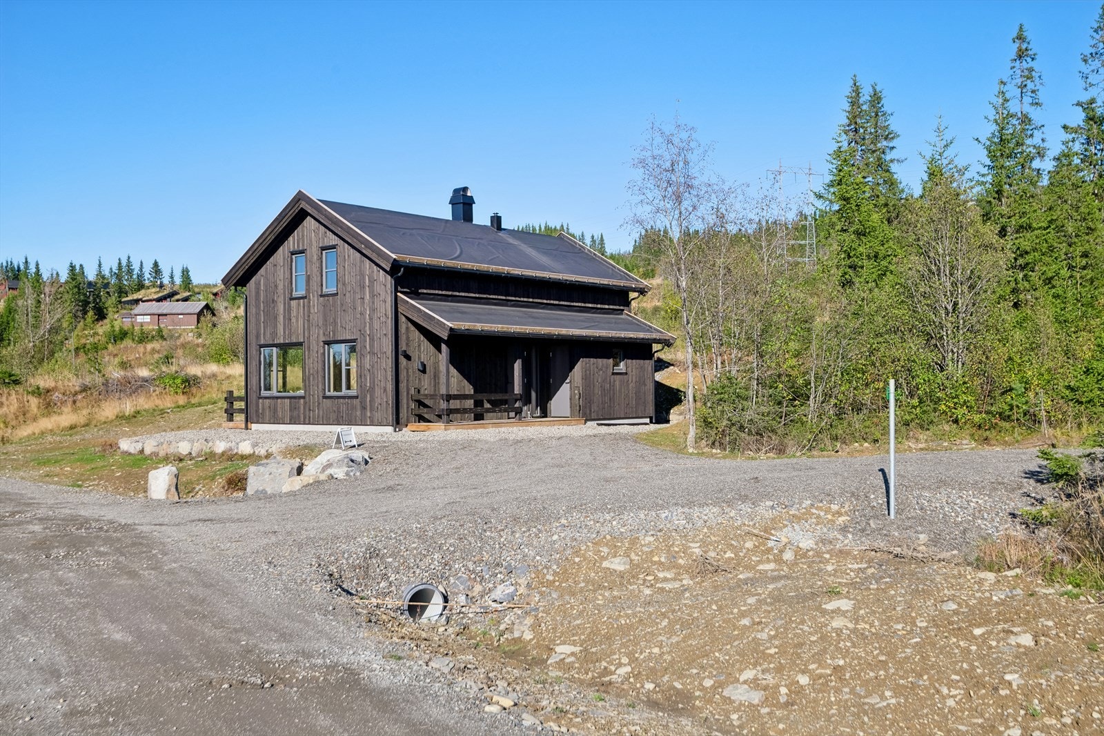 Ny ferdigstilt hytte med flott solrik beliggenhet. Galleribilde