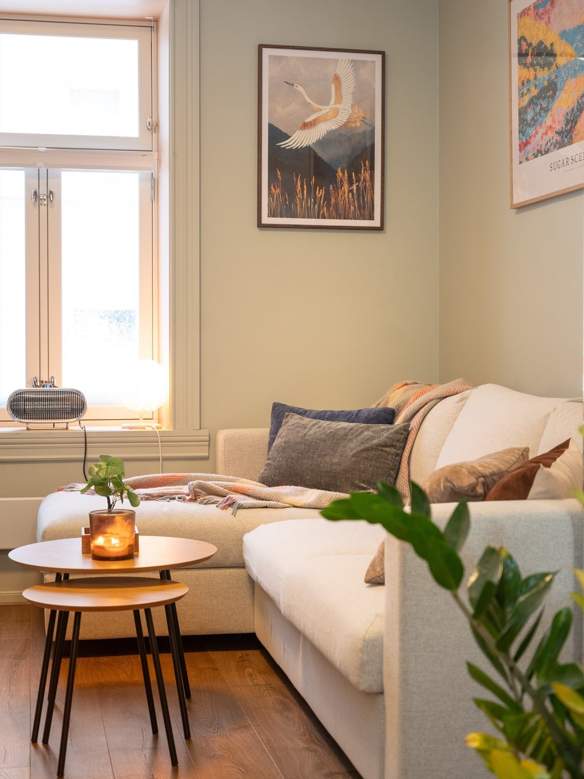 Stuen måler 10,5m² og det er god plass til sovesofa. Galleribilde