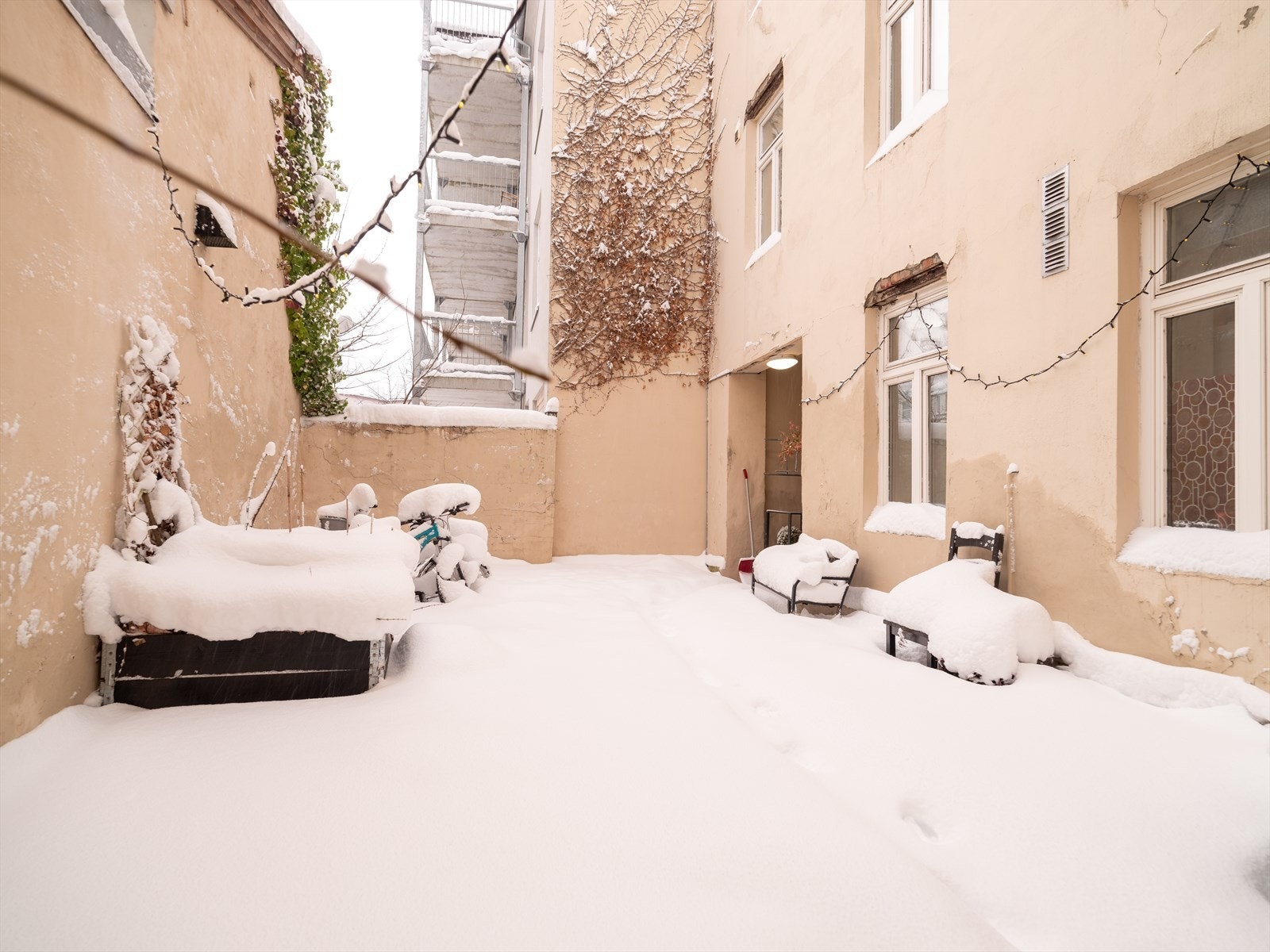 Koselig og skjermet felles bakgård. Galleribilde