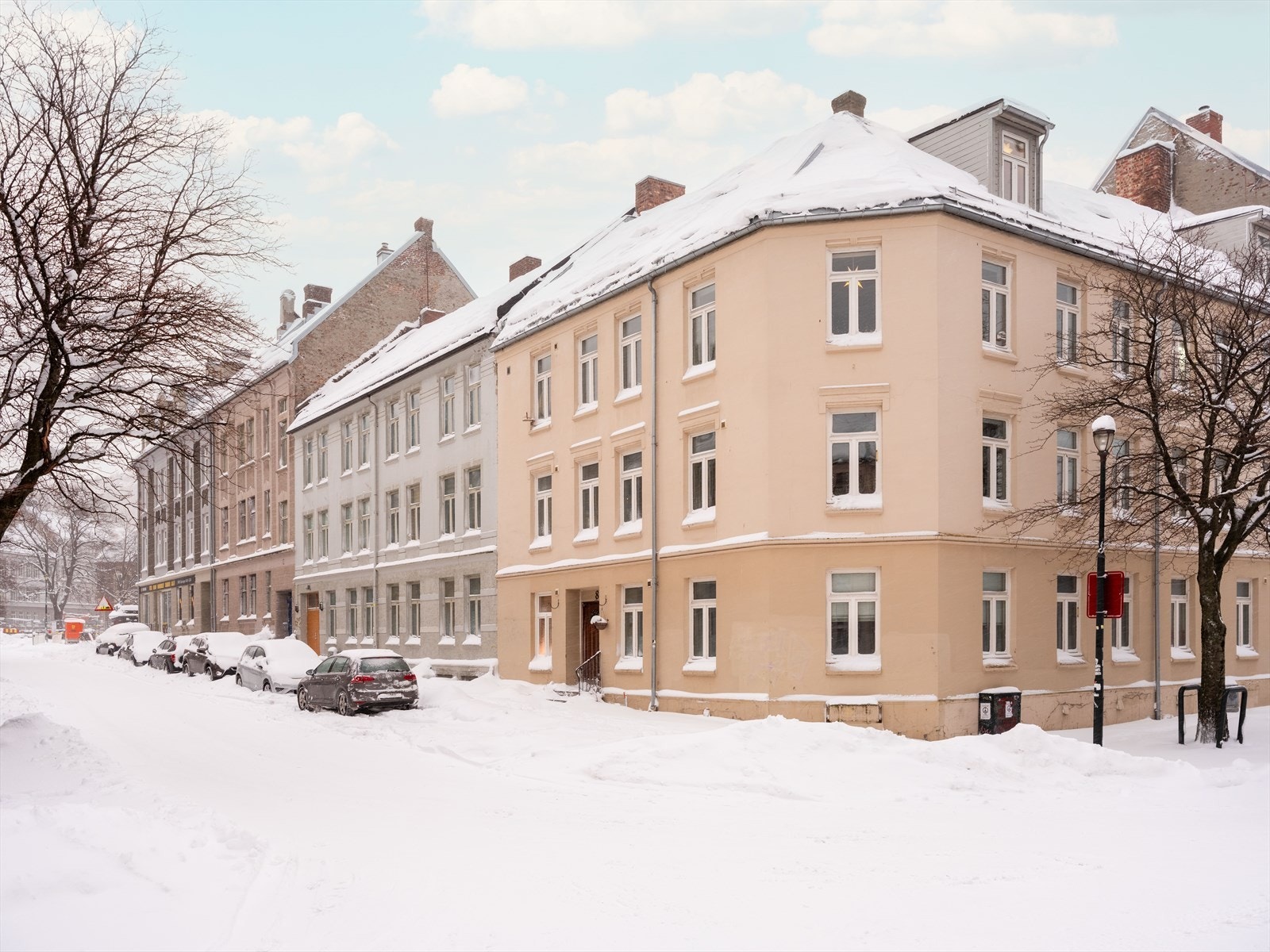 Leiligheten ligger utmerket til i forhold til offentlig kommunikasjon. Her bor du kun 100 meter unna bussholdeplassen Buran med hyppige avganger og linjer. Galleribilde