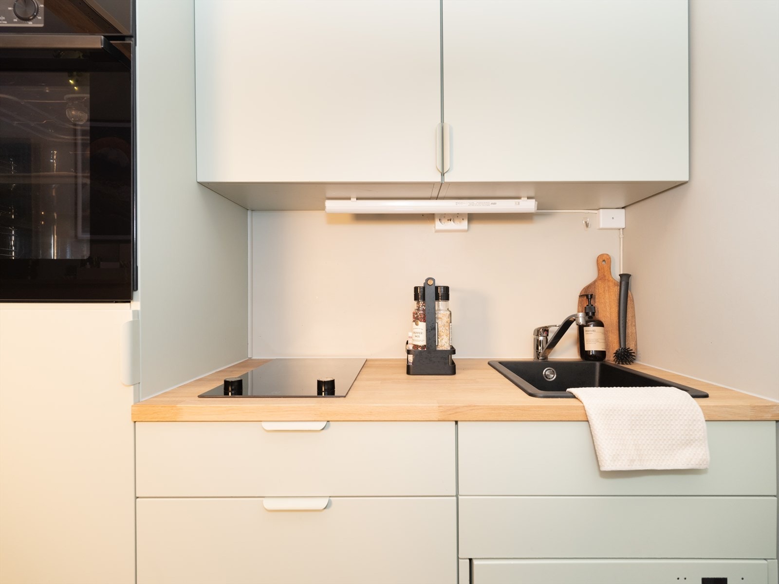 Kjøkkenet er innredet med over- og benkeskap, lakkerte fronter og heltre eik benkeplate. Videre er kjøkkenet utstyrt med oppvaskmaskin, platetopp, stekeovn og kjøleskap med fryser. Galleribilde