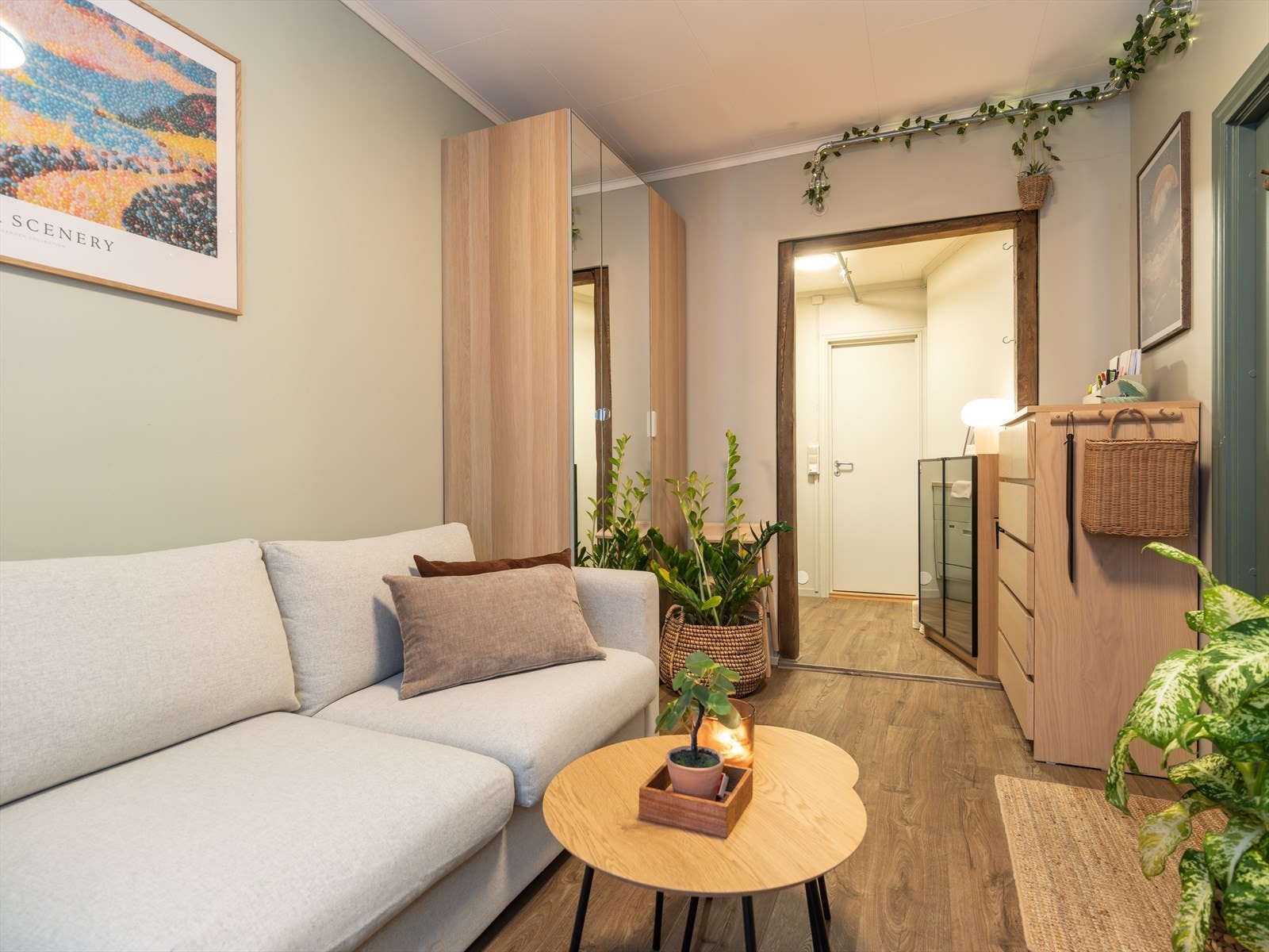 Leiligheten strekker seg over 17m² og byr på generøs takhøyde. Galleribilde