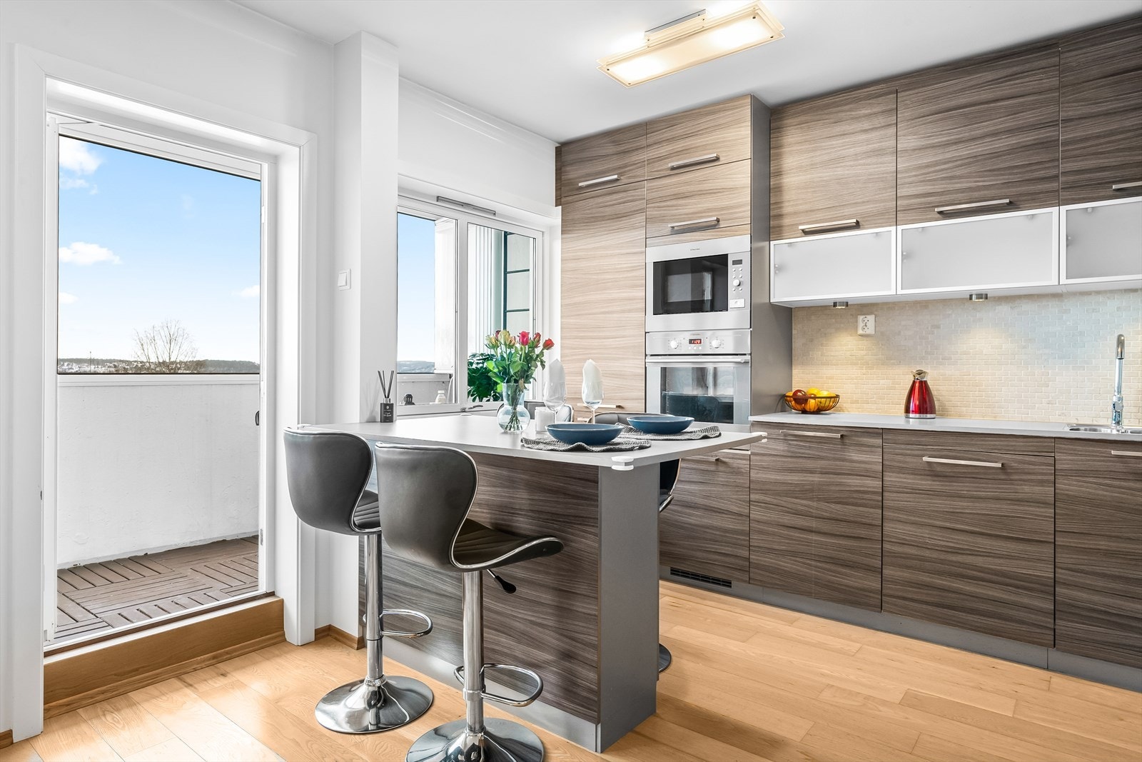 Pent og praktisk innredet Kvik kjøkken fra 2010, holdt i en funksjonell og tidløs stil. Kjøkkenet har innredning av glatte, mørke fronter og benkeplate av laminat. Galleribilde