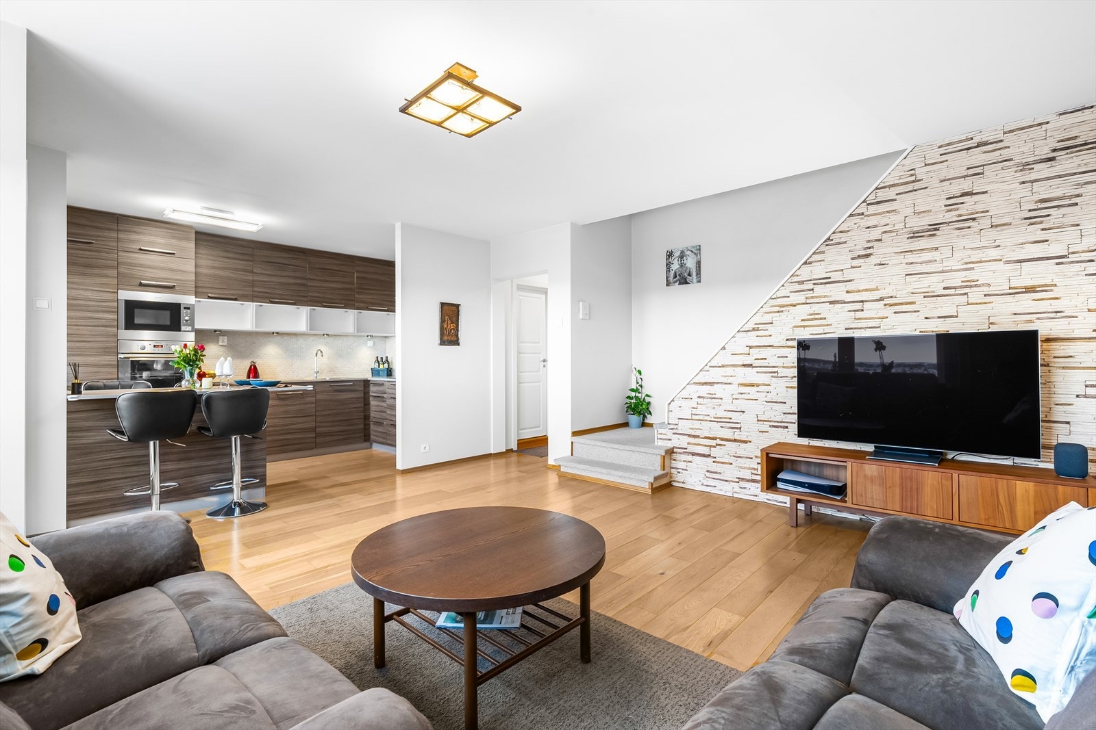 I stuen er det god plass til både sofagruppe og tilhørende møblement, her kan man innrede etter eget ønske og behov. Galleribilde