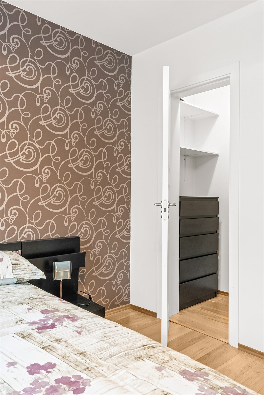 Praktisk bod i tilknytting til hovedsoverom. Galleribilde