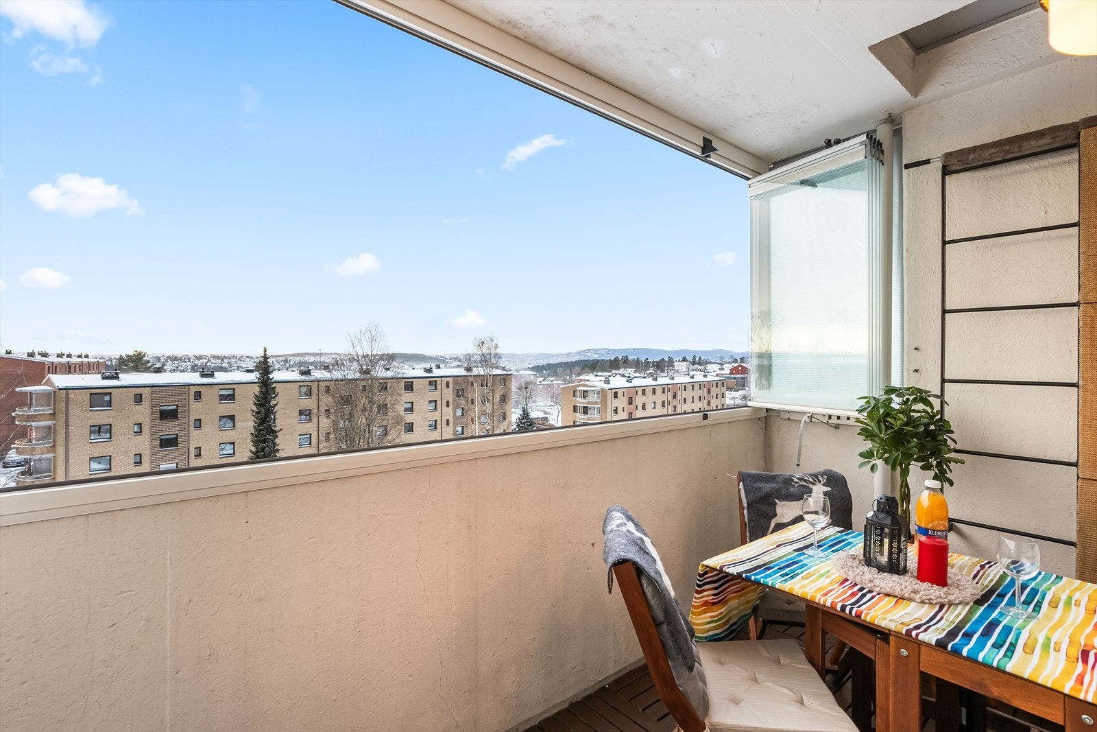 Det er god plass til utemøbler og tilhørende møblement, som for eks grill. Borettslaget tillater gass/elektrisk grill. Galleribilde