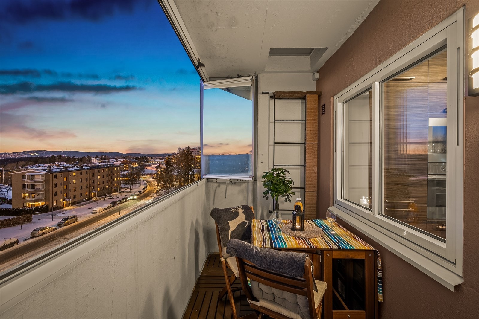 Fra stuen er det utgang til en herlig uteplass med ettermiddags- og kveldssol. Galleribilde