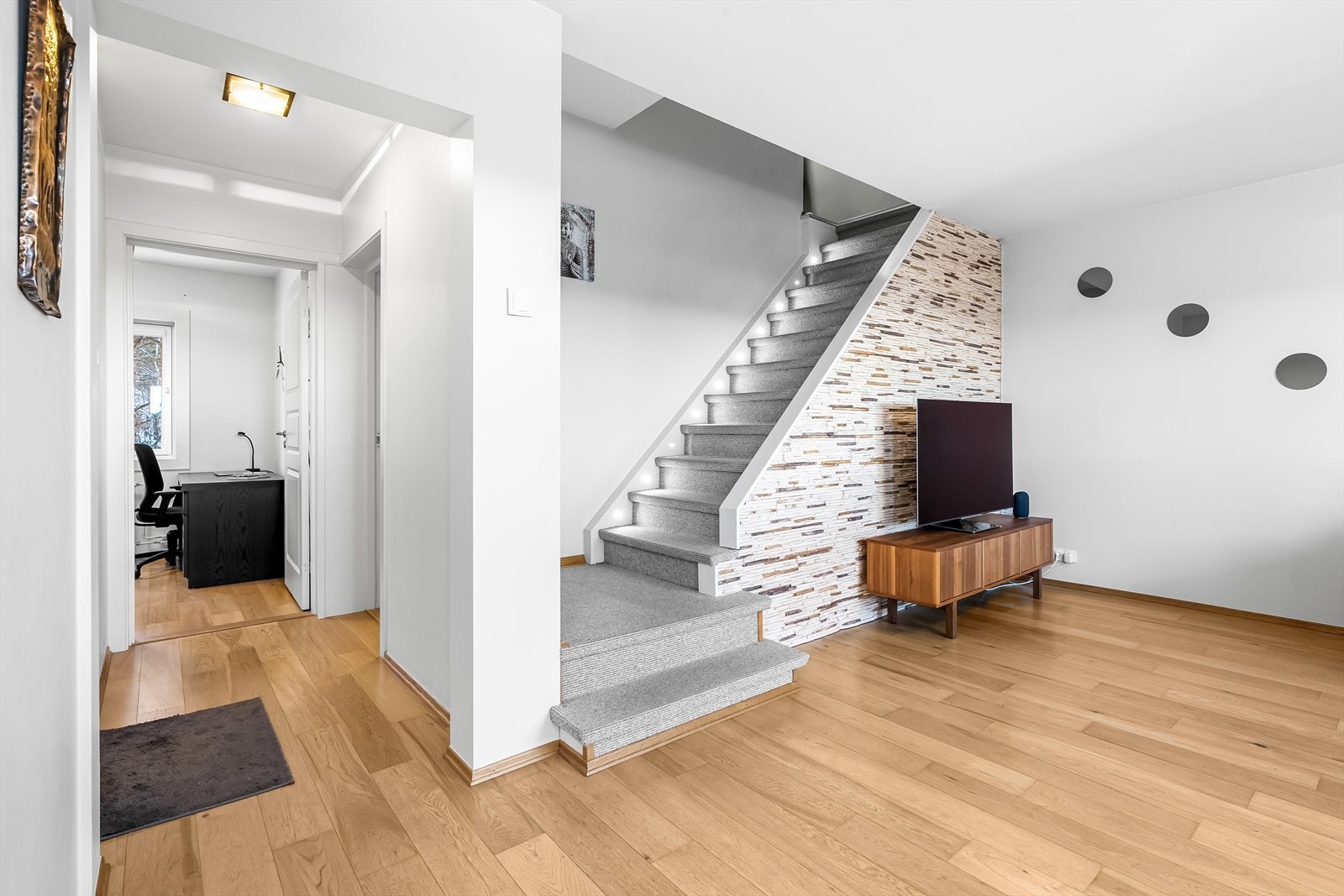 Fra stuen er det direkte adgang til boligens bad og to soverom. Galleribilde