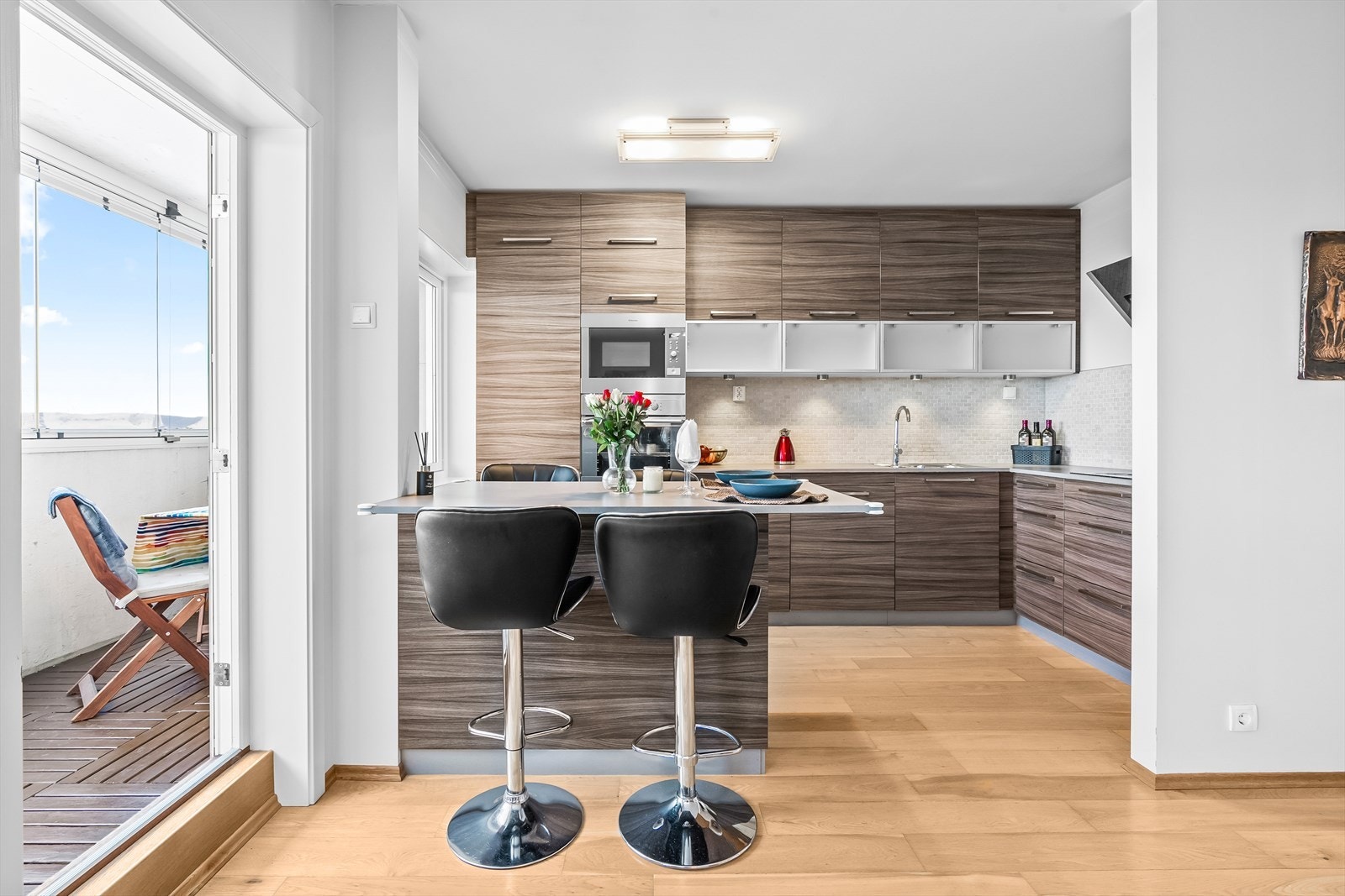 Leiligheten har en god planløsning med inngang i 5. etasje med heis. Fyring, varmtvann, TV og internett er inkludert. Ingen forkjøpsrett i borettslaget. Galleribilde