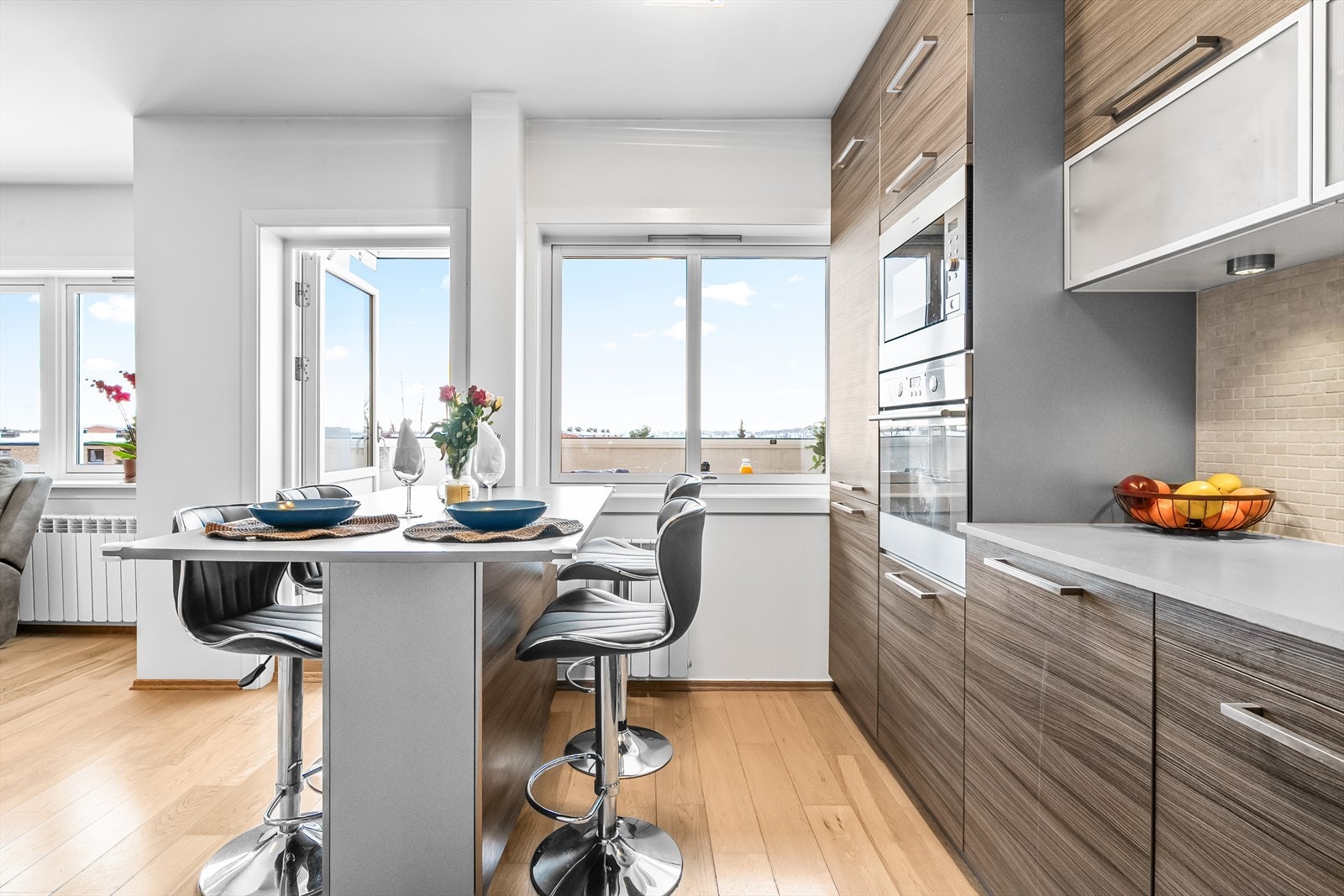 Kjøkkenet har enkelte glassfronter i overskap med belysning under overskap som gir godt med arbeidslys. Galleribilde