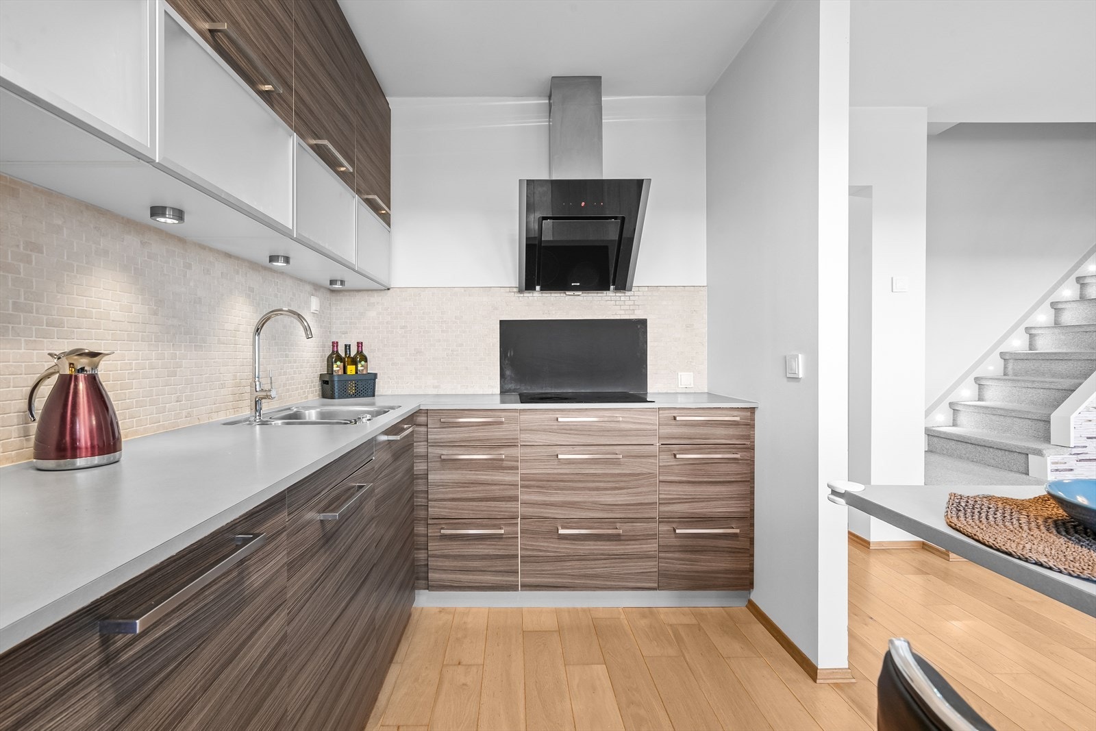 På vegg er det mosaikkfliser for enkelt veldikehold og rengjøring. Galleribilde