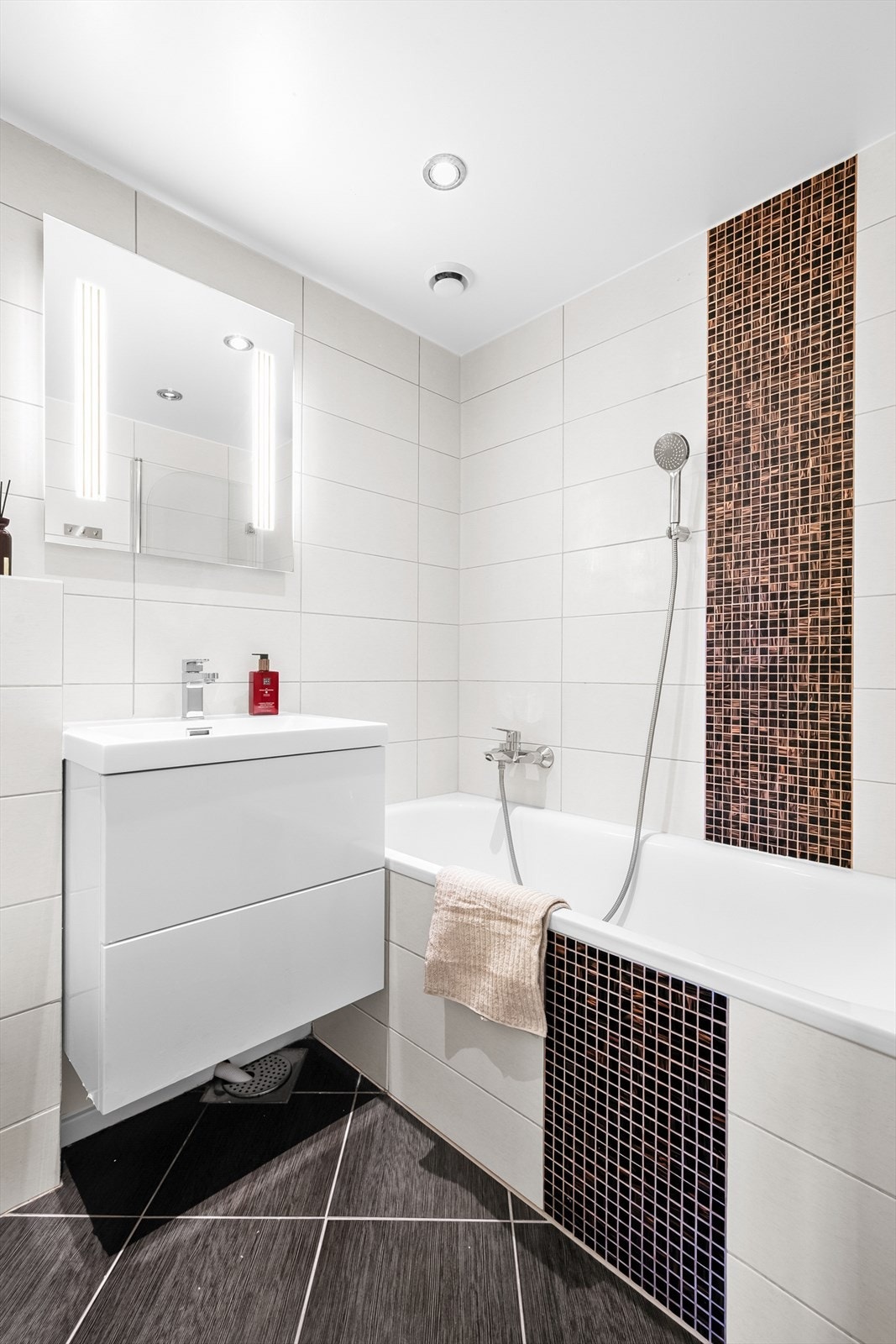 Badet er helfliset og har behagelig varme i gulvet. Badet ble pusset opp i 2010. Galleribilde