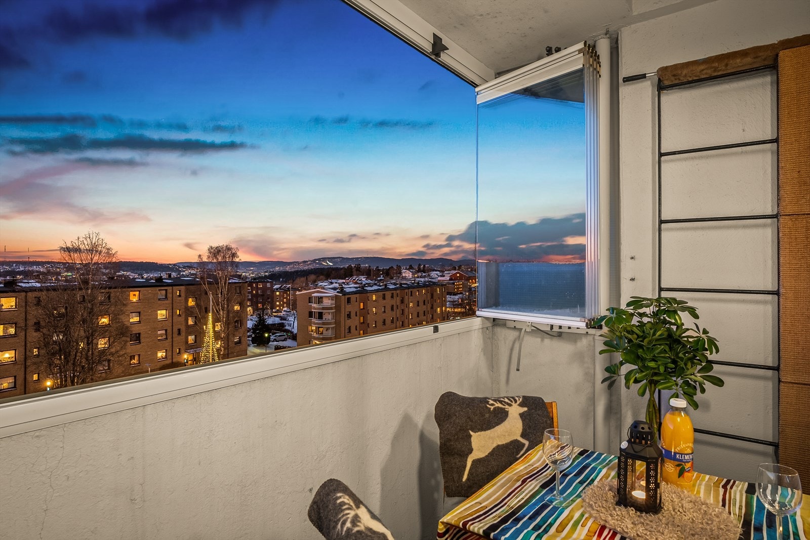 Balkongen ble innglasset i 2021 og har gode solforhold med flott utsikt. Glassfeltene kan skyves til side slik at man kan nyte de varmeste sommerdagene. Galleribilde