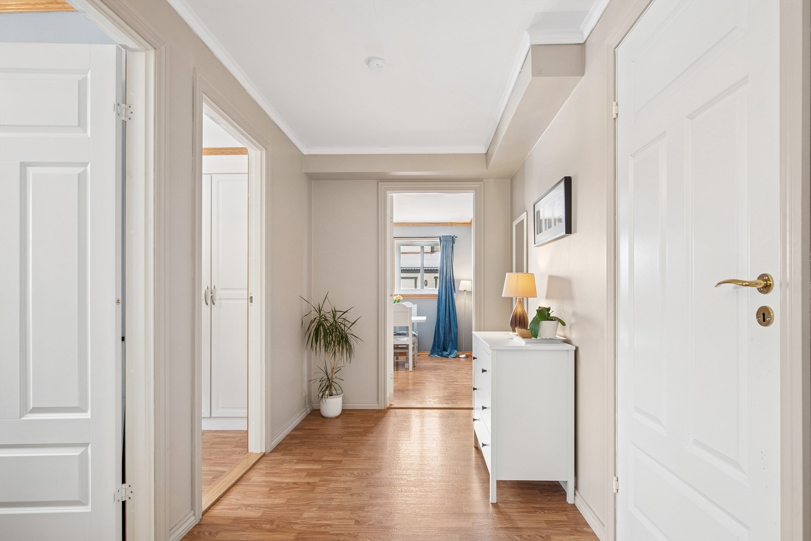 Fra gangen har du direkte tilgang til stuen, badet og to av soverommene. Galleribilde