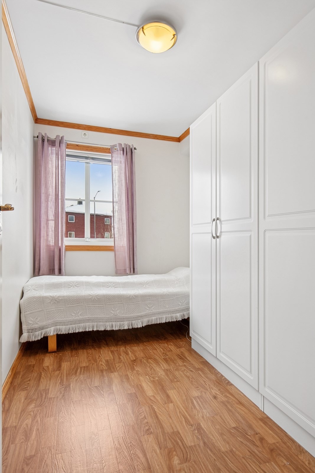 Dette soverommet er utstyrt med et romslig garderobeskap. Galleribilde
