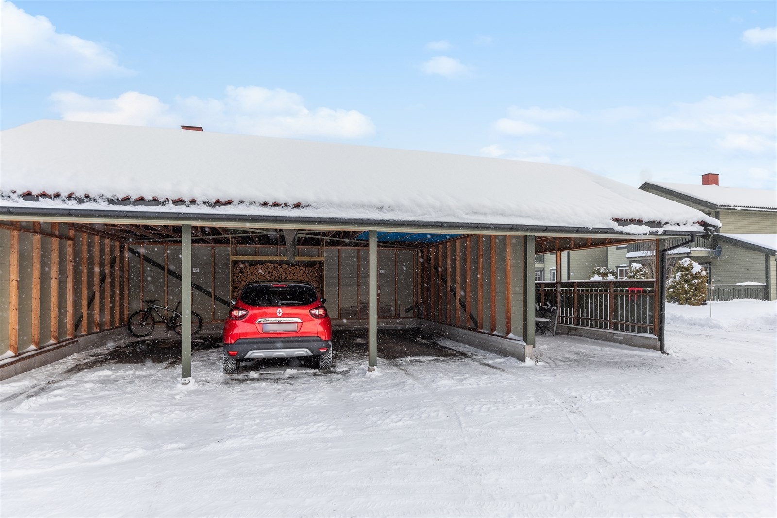 Du disponerer en egen parkeringsplass i felles carport. Galleribilde