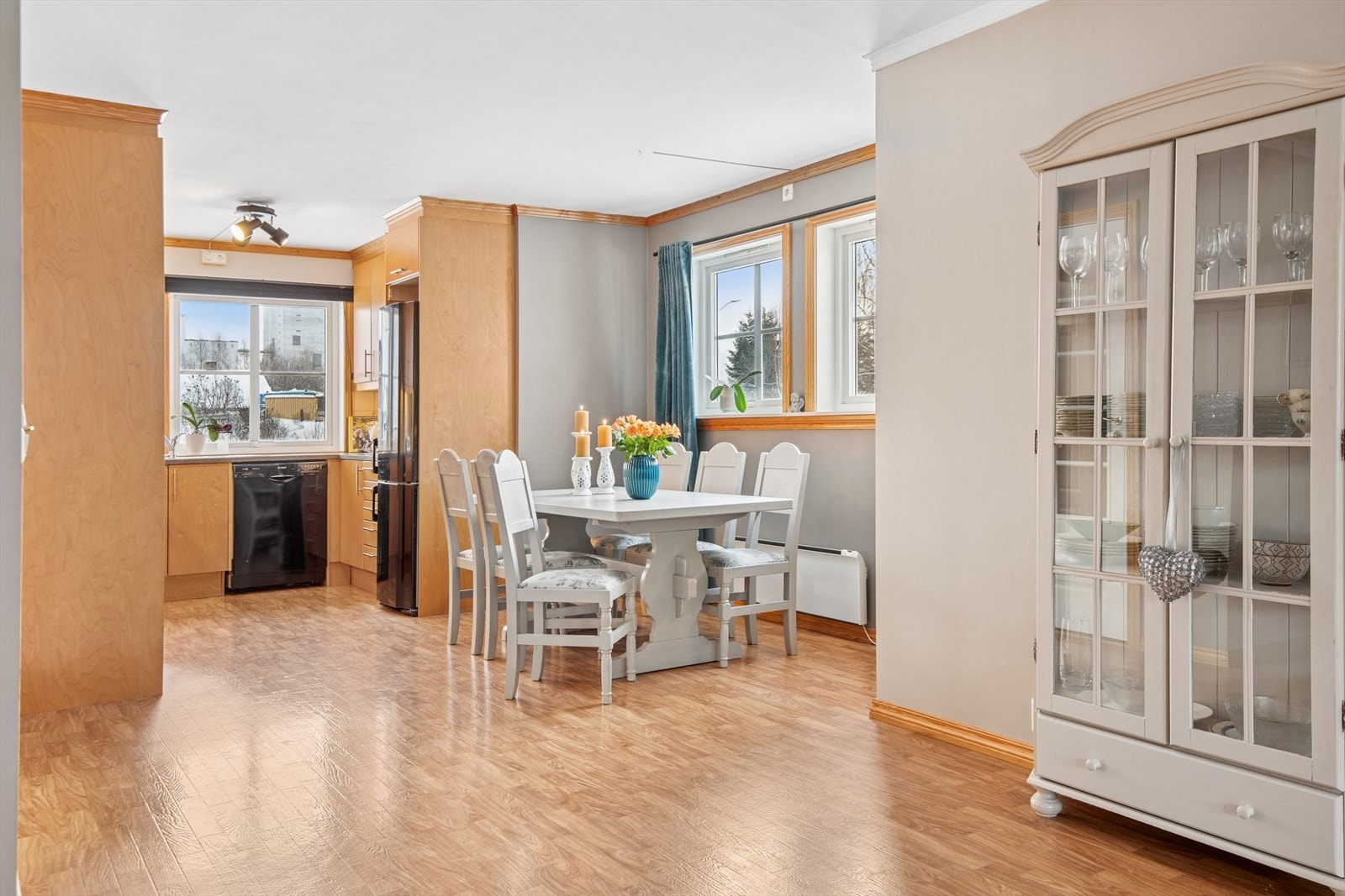 Ved siden av kjøkkenet er det praktisk å plassere spisebordet. Her kan du samle familien rundt en god middag. Galleribilde