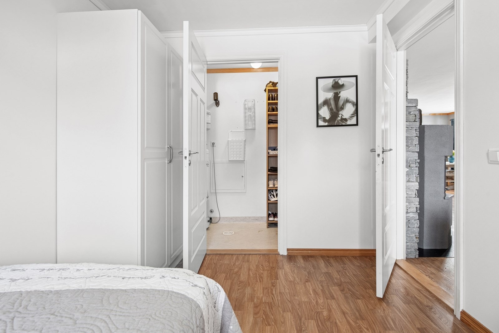 Det største soverommet ligger ved stuen, er utstyrt med garderobe og har direkte tilgang til en bod/teknisk rom. Galleribilde