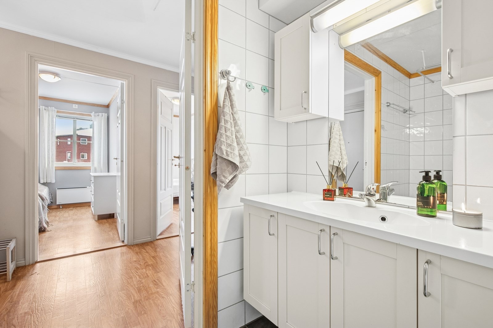 Badet er godt utstyrt med en bred servantinnredning, speil, toalett, opplegg for vaskemaskin og badekar med dusjgarnityr på vegg. Galleribilde