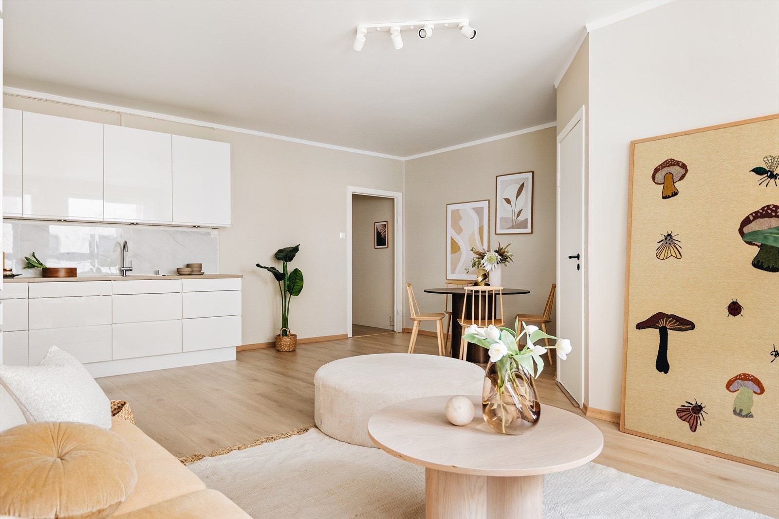 - Det ble lagt flott, bred enstavs laminat i 2024 - Galleribilde